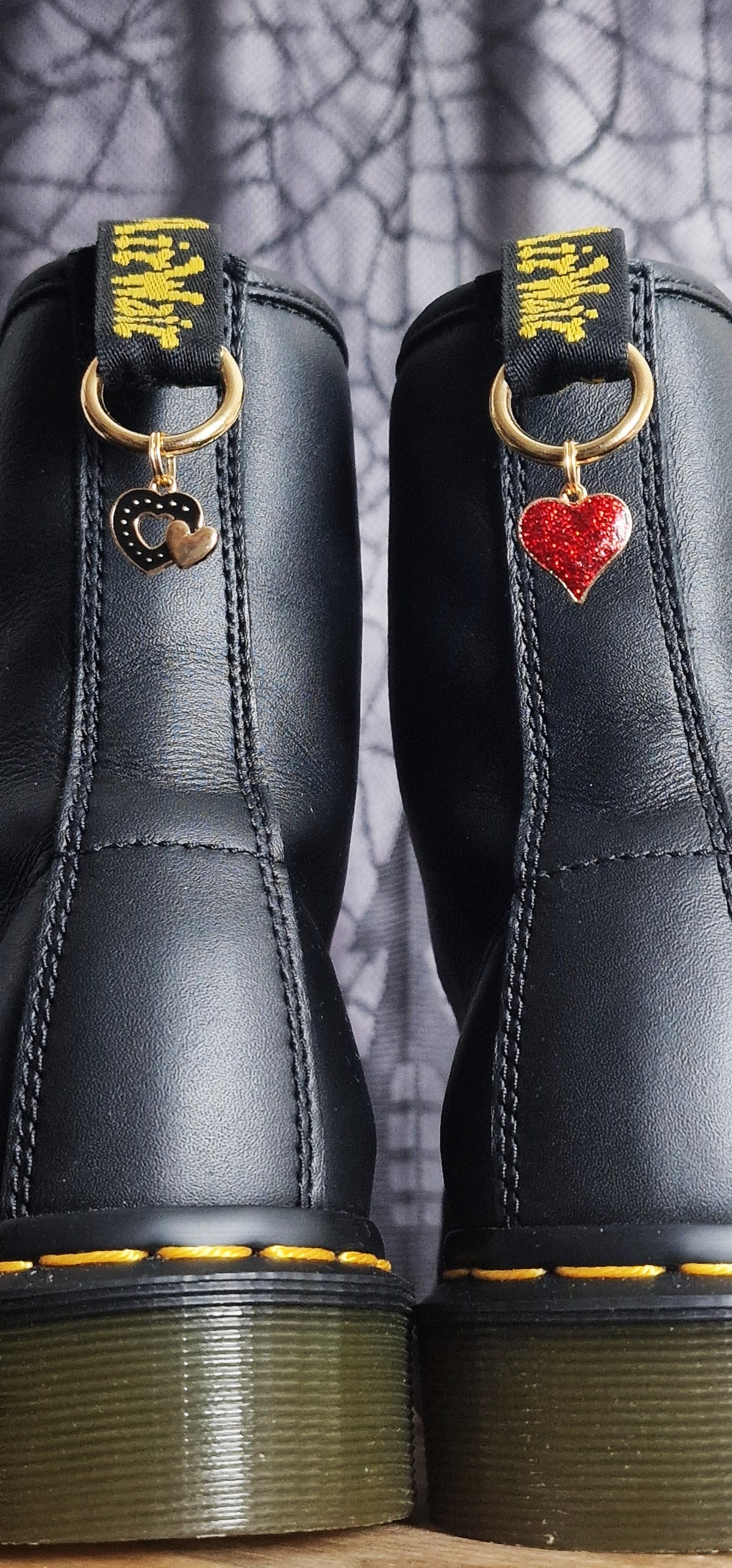 Bijoux simples sur brides arrière - Cœur rouge pailleté et cœur noir et doré