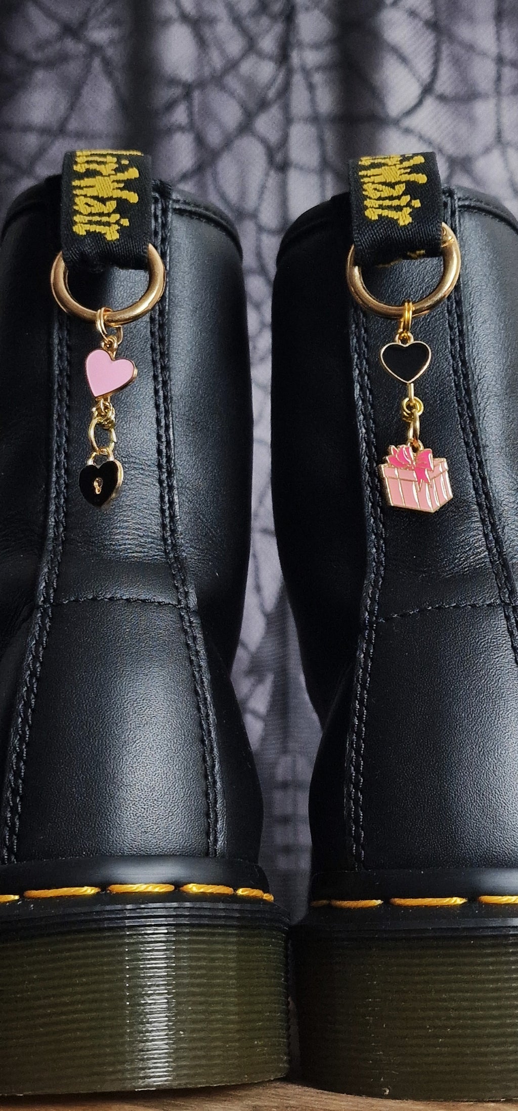 Bijoux simples sur brides arrière - Coeur noir, rose & cadeau cadenas