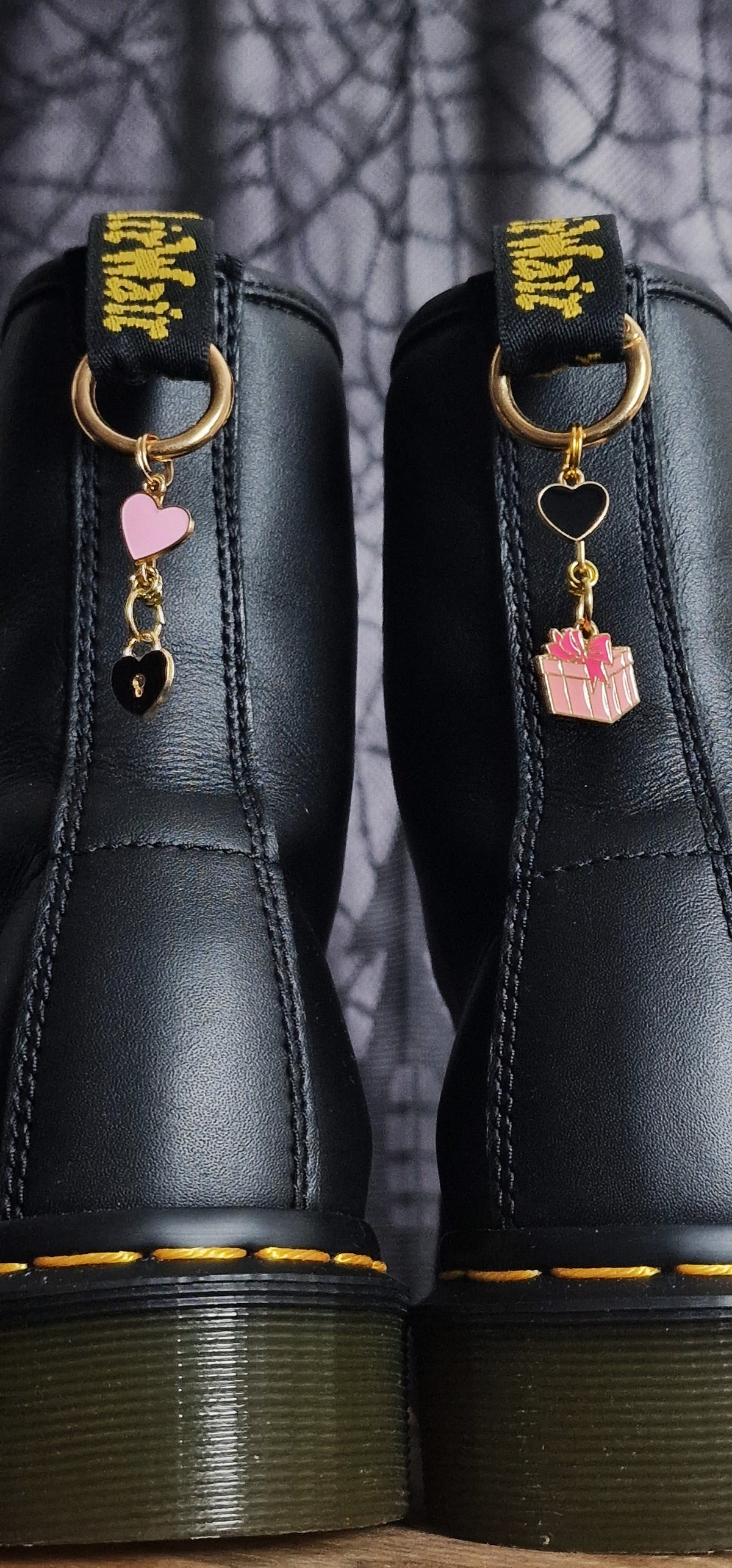 Bijoux simples sur brides arrière - Coeur noir, rose & cadeau cadenas