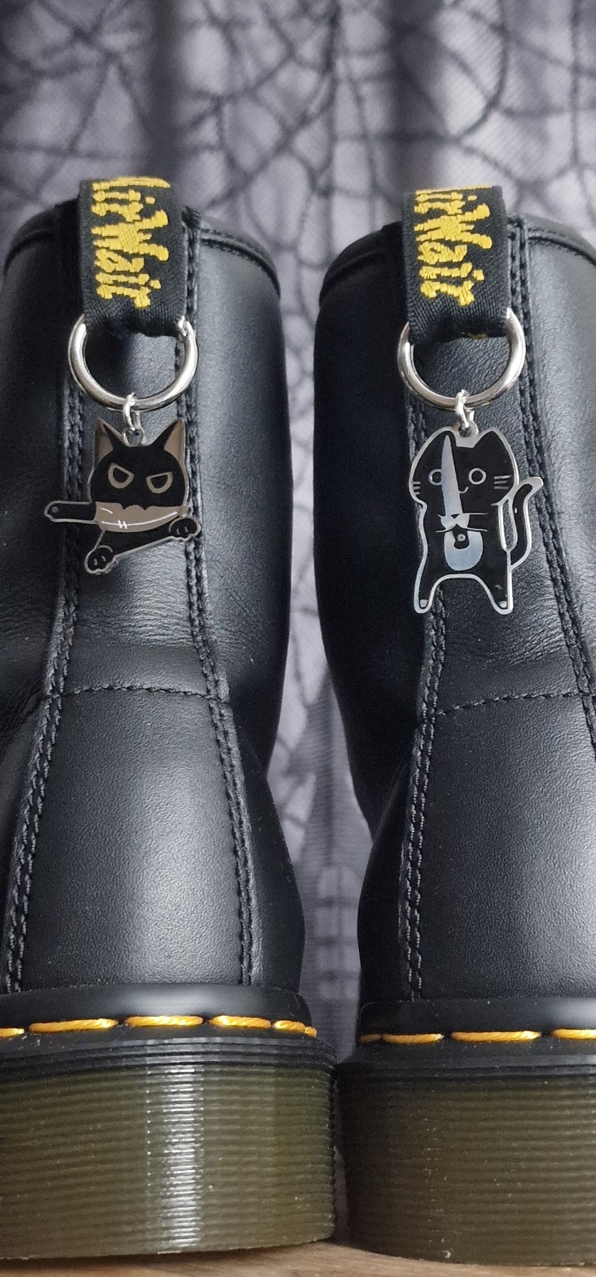 Bijoux simples sur brides arrière - Chat noir avec couteau