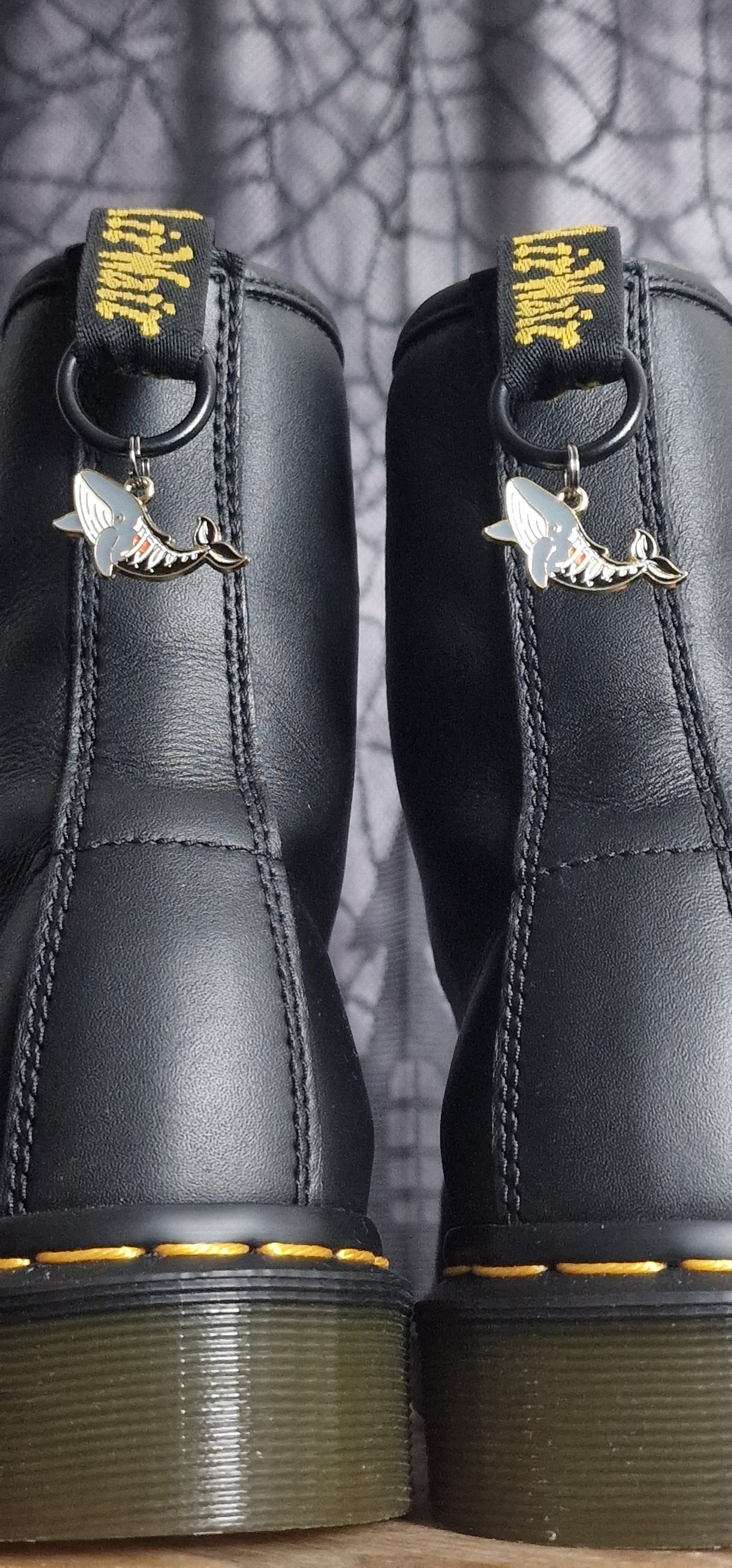 Bijoux simples sur brides arrière - Baleine mi-vivante mi-morte