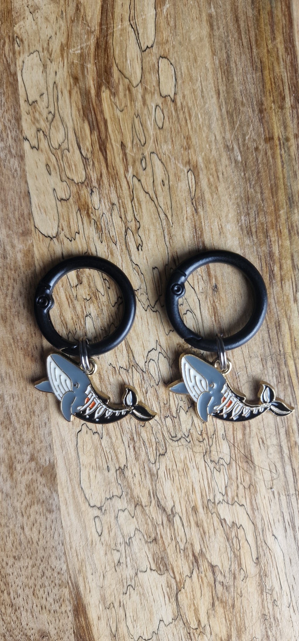 Bijoux simples sur brides arrière - Baleine mi-vivante mi-morte