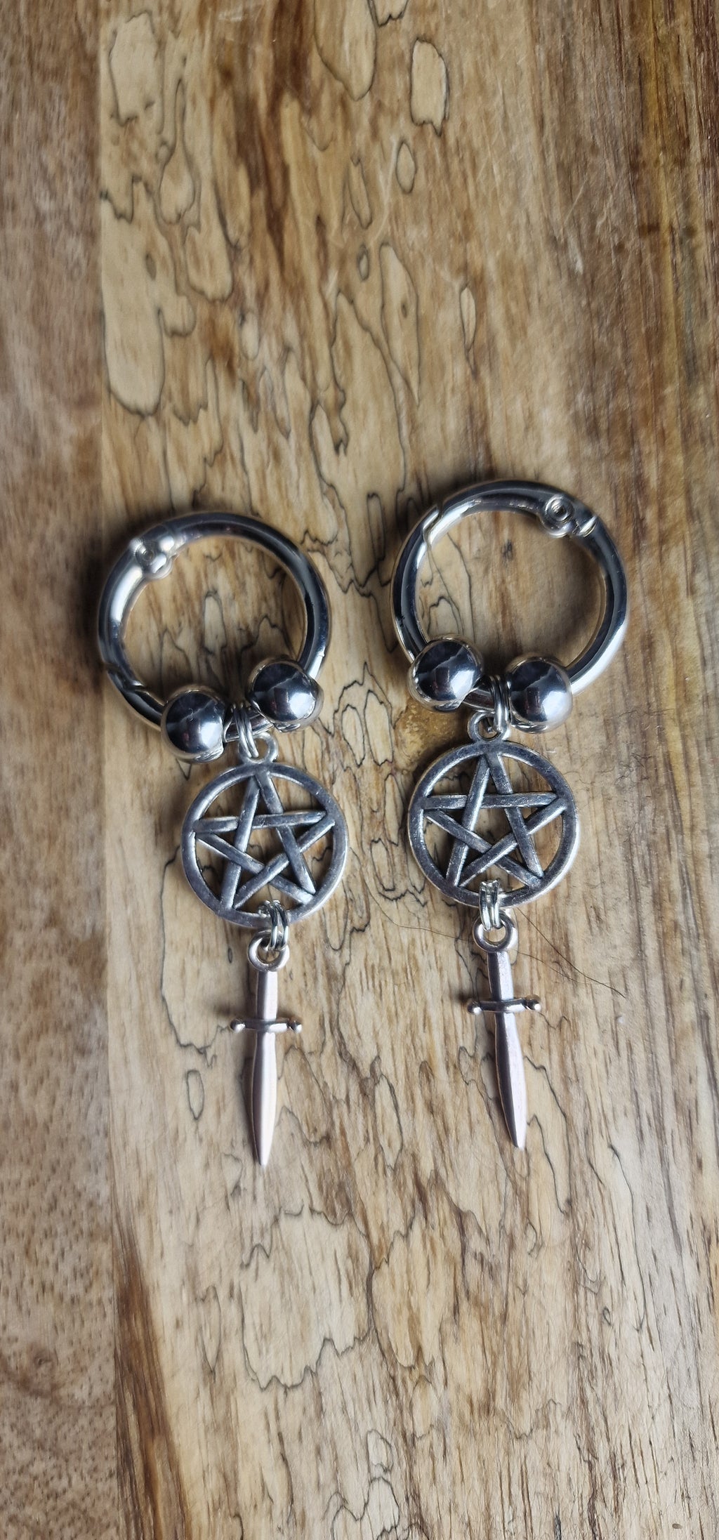 Bijoux simples sur brides arrière - Pentacle & dague
