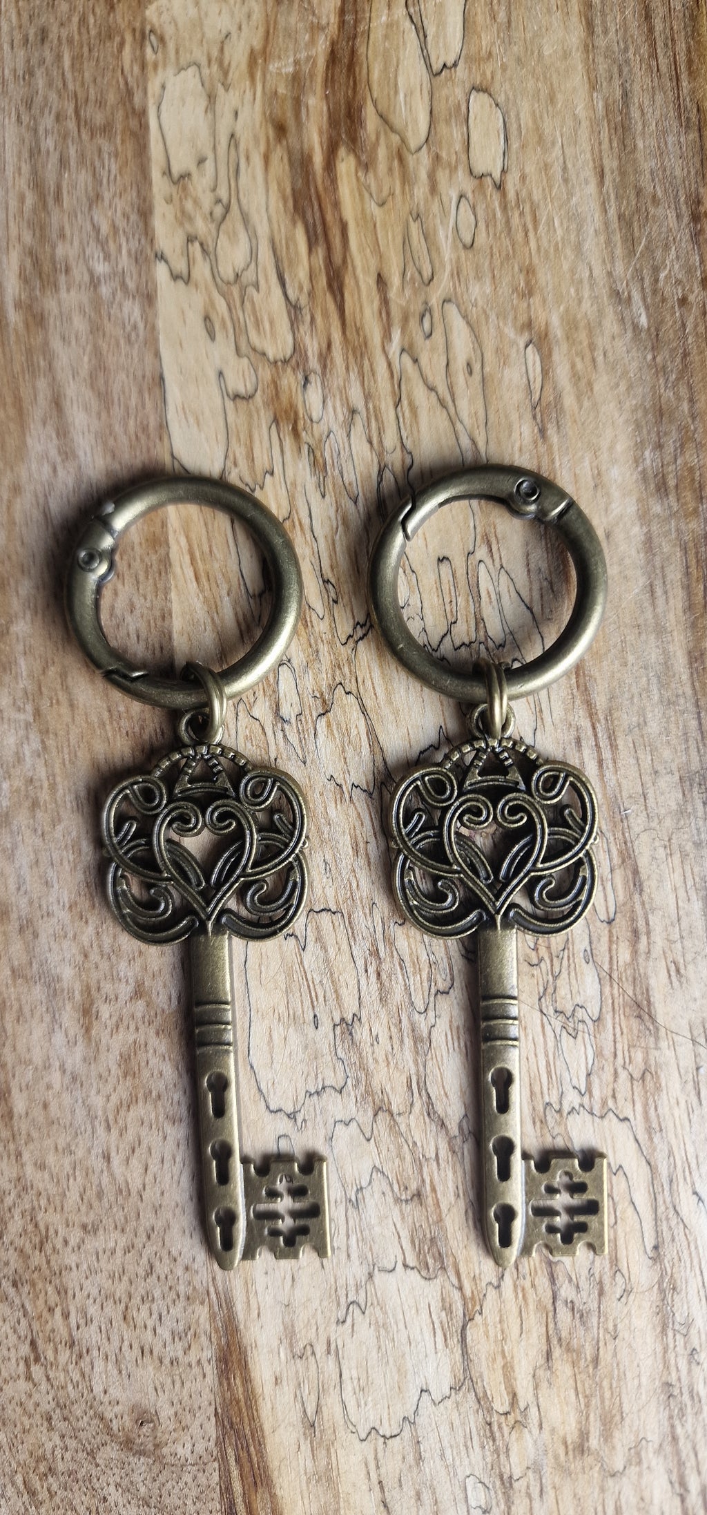 Bijoux simples sur brides arrière - clé dorée antique