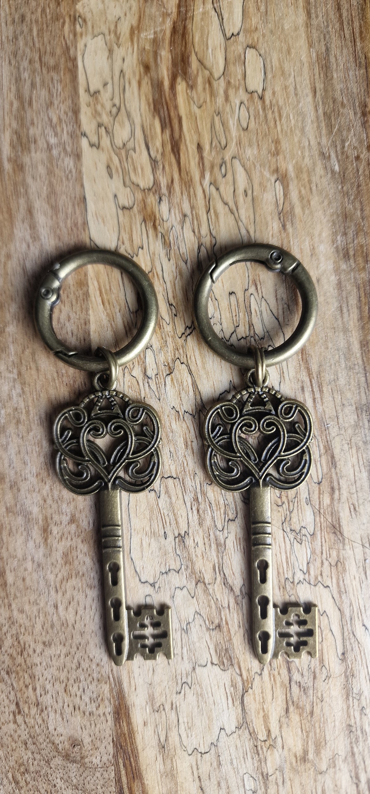 Bijoux simples sur brides arrière - clé dorée antique