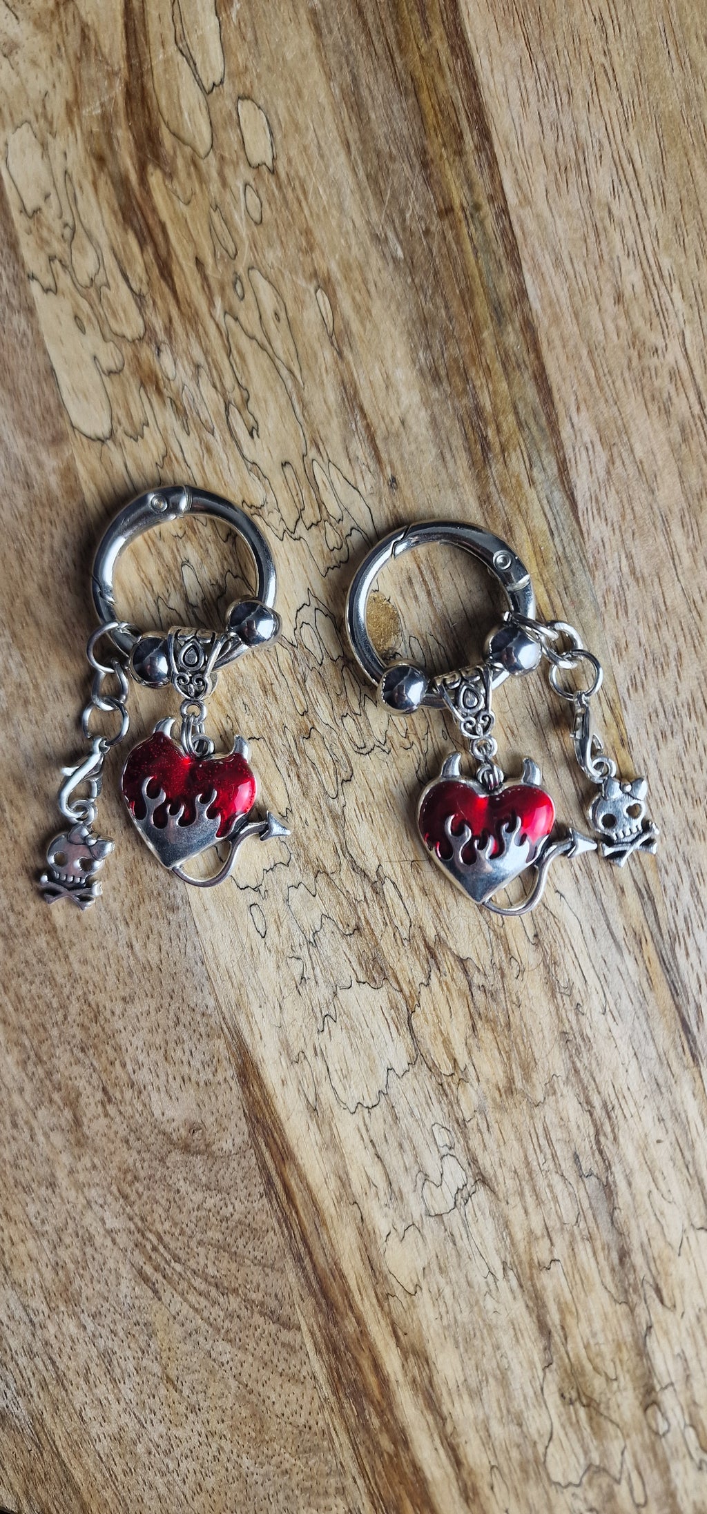 Bijoux simples sur brides arrière - Coeur endiablé et Crâne mignon