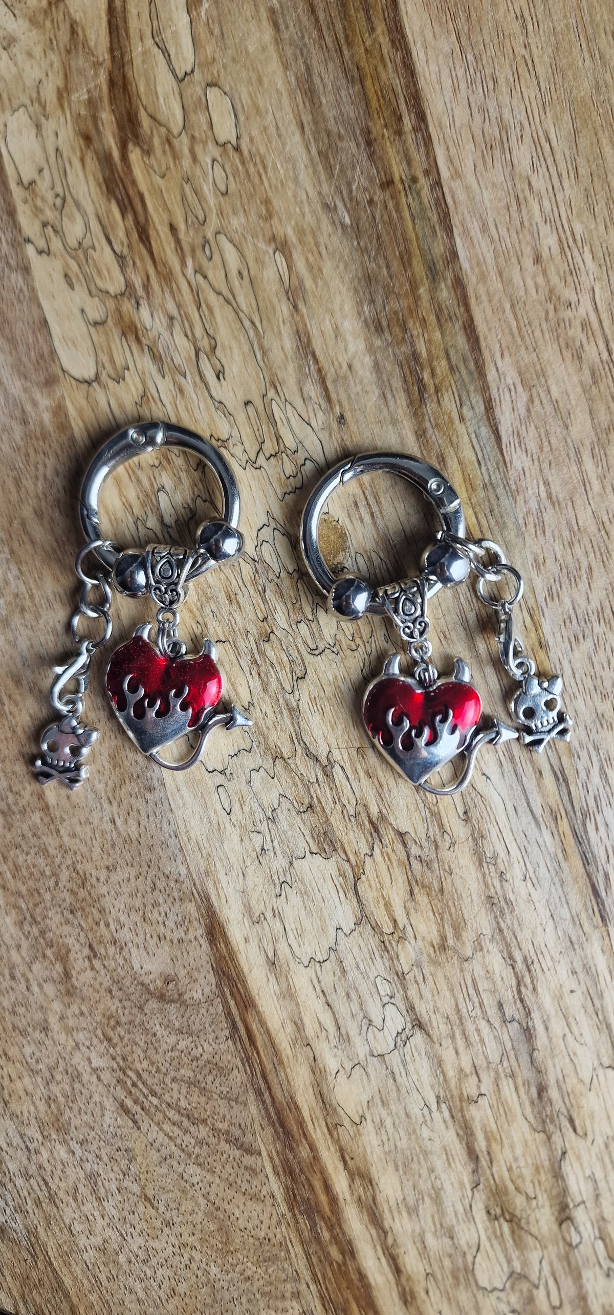 Bijoux simples sur brides arrière - Coeur endiablé et Crâne mignon