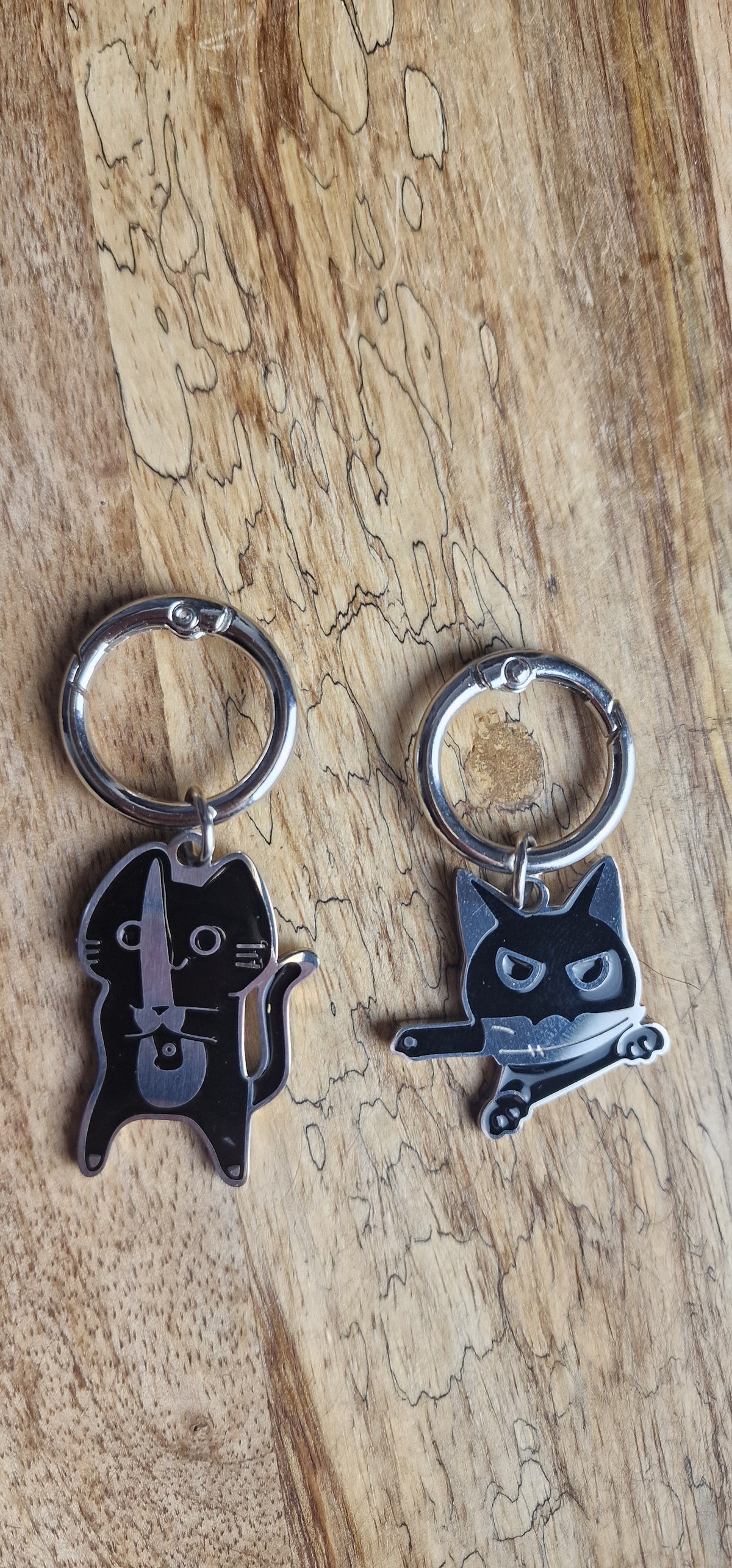 Bijoux simples sur brides arrière - Chat noir avec couteau