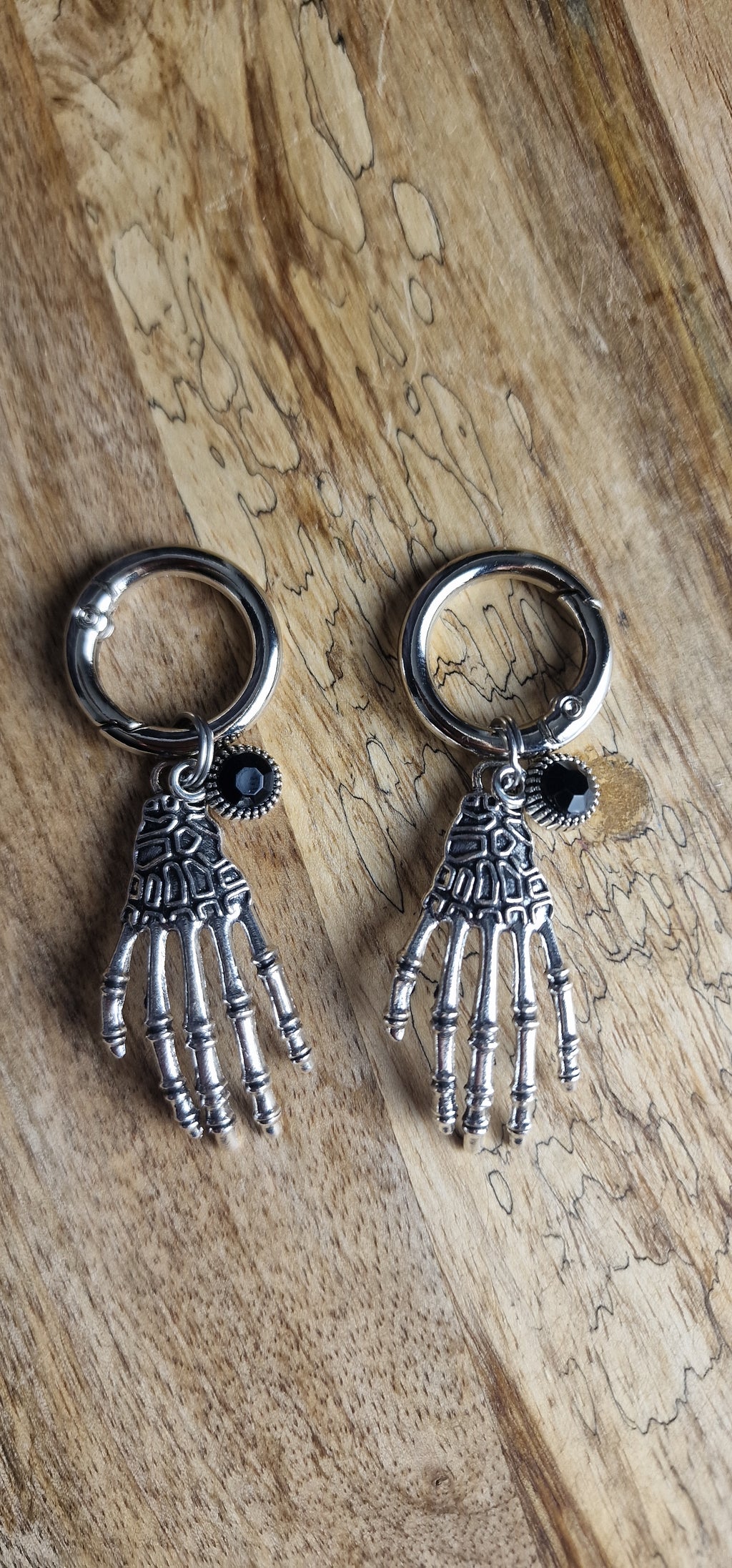 Bijoux simples sur brides arrière - Main & Strass noir