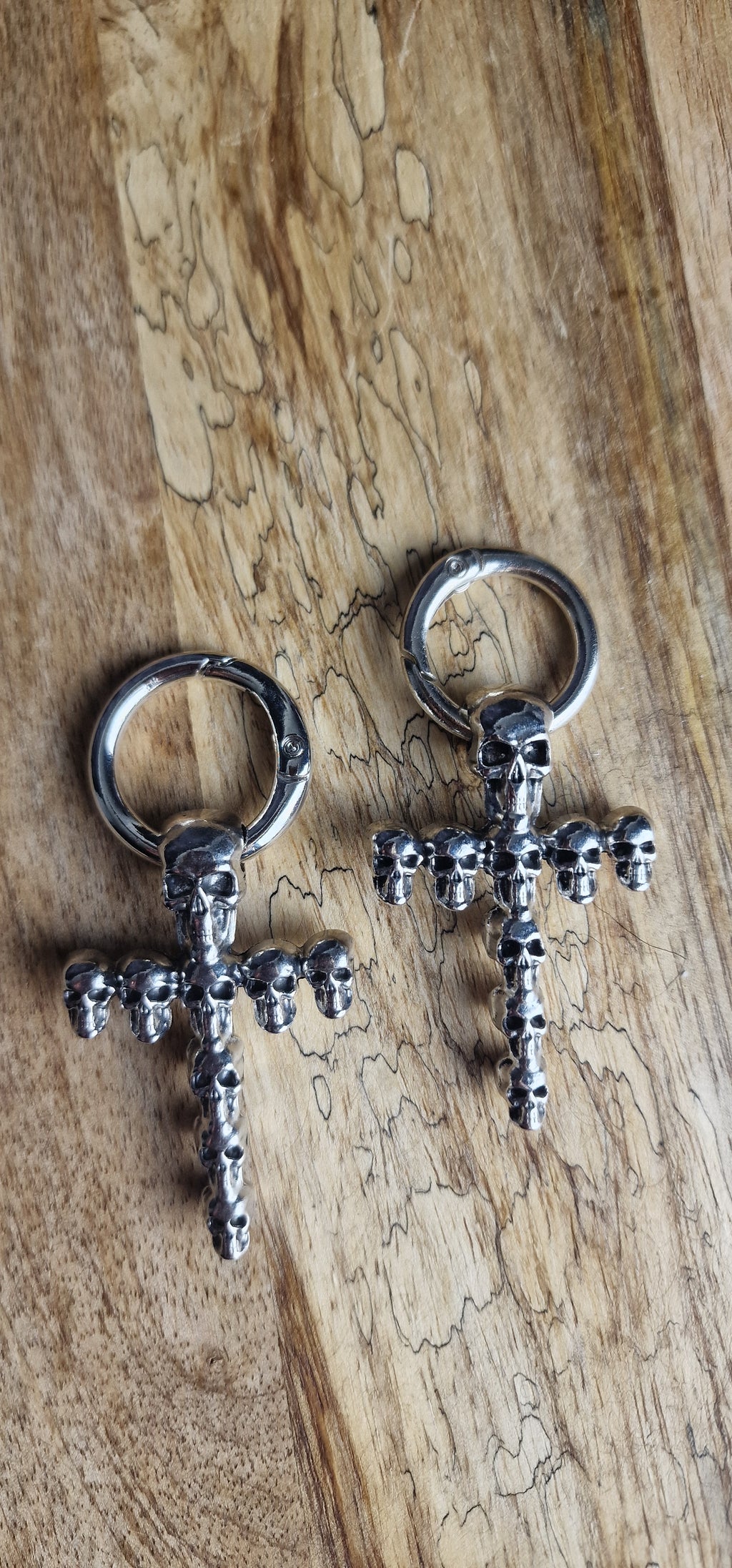 Bijoux simples sur brides arrière - crânes en croix