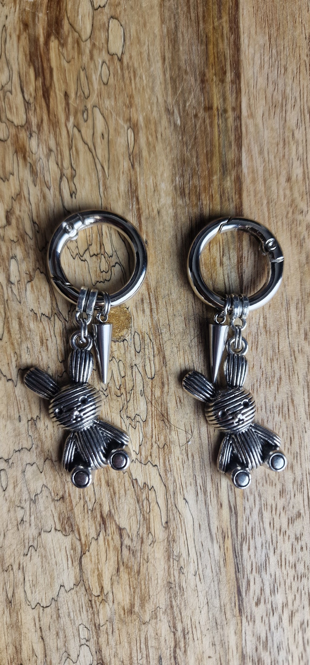 Bijoux simples sur brides arrière - Lapin Psy