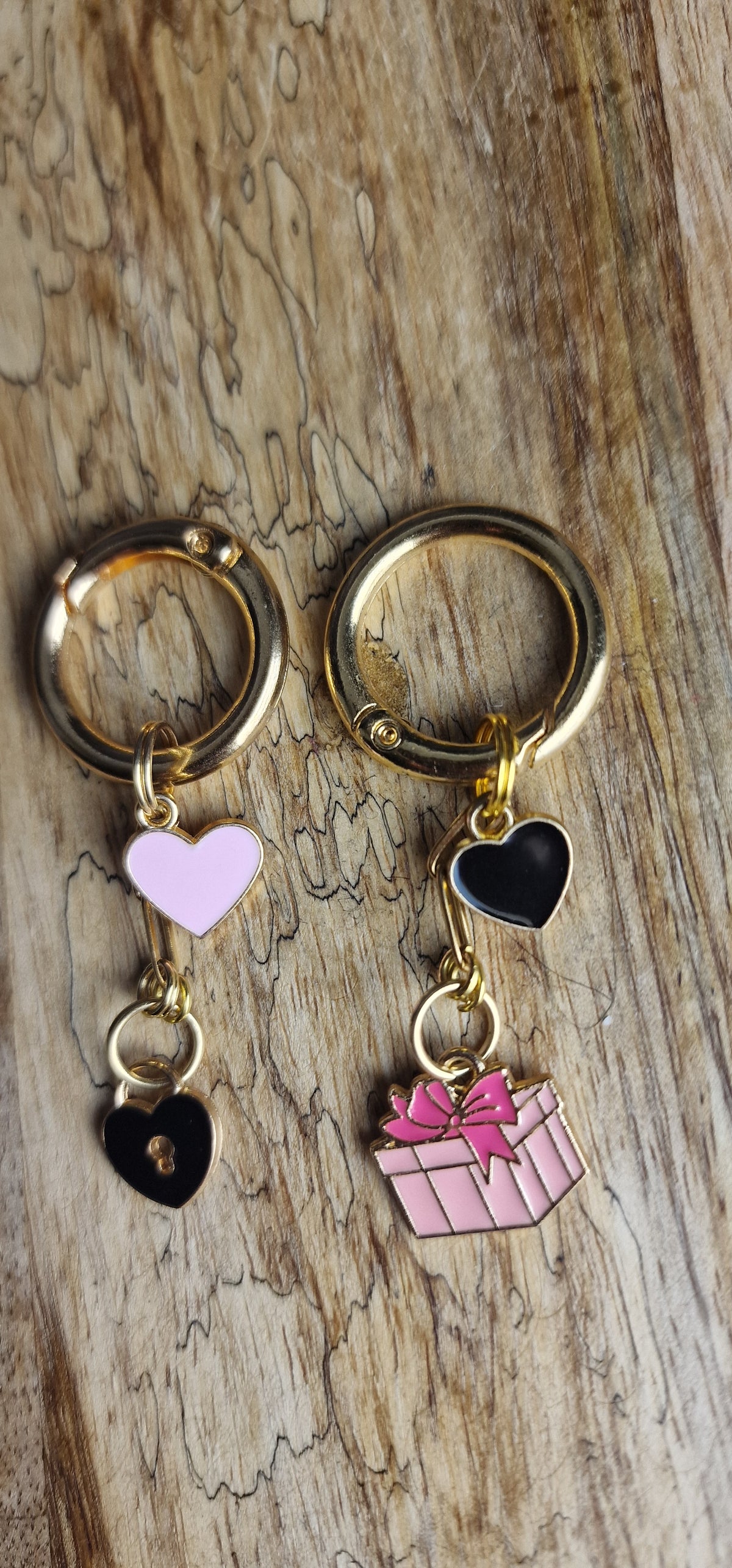 Bijoux simples sur brides arrière - Coeur noir, rose & cadeau cadenas