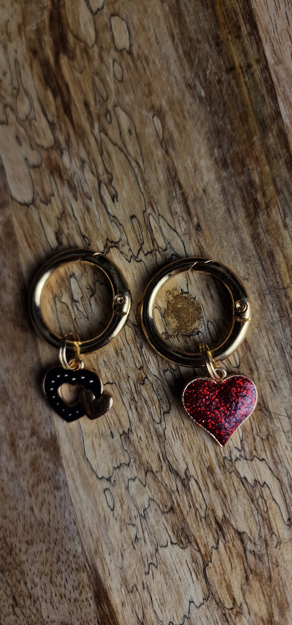 Bijoux simples sur brides arrière - Cœur rouge pailleté et cœur noir et doré