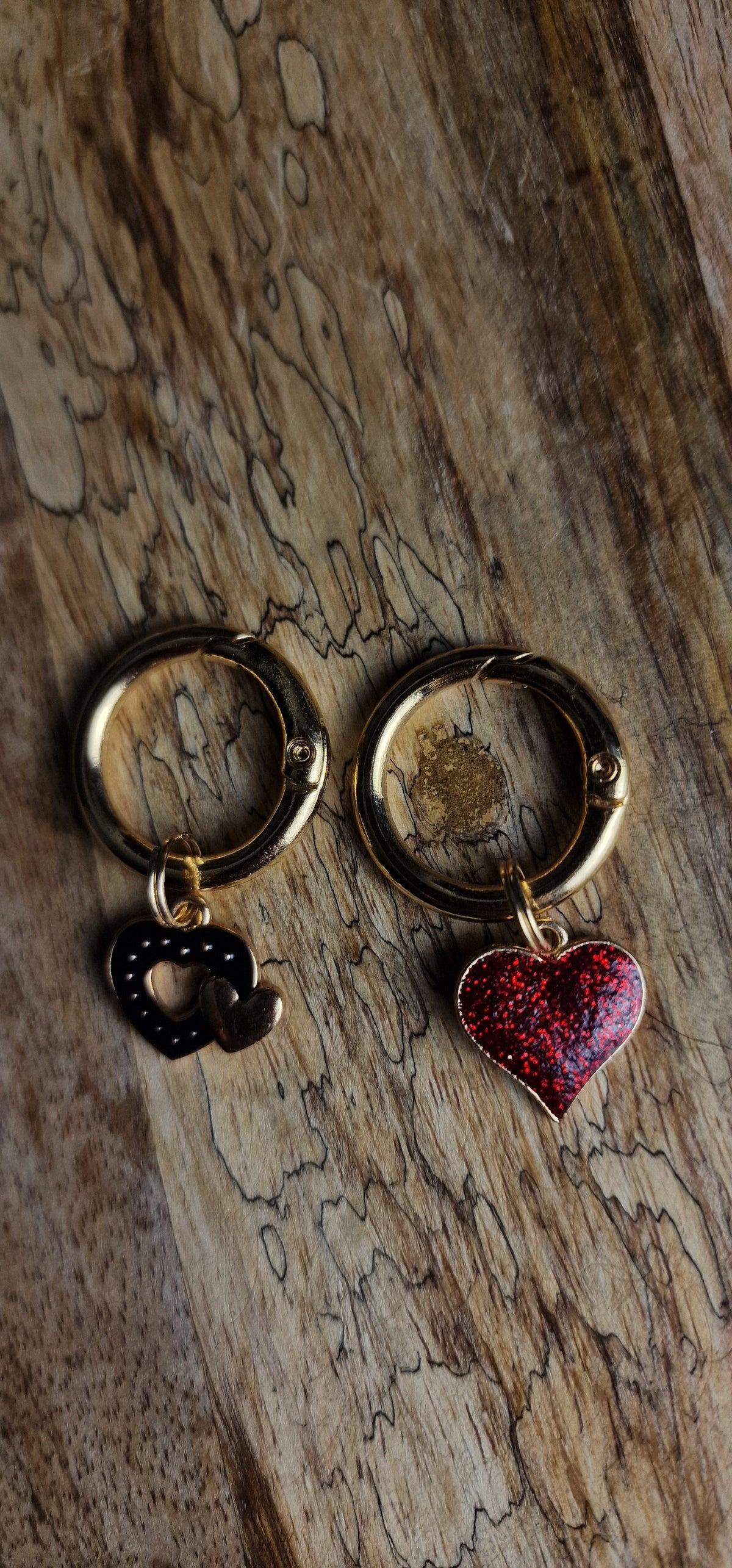 Bijoux simples sur brides arrière - Cœur rouge pailleté et cœur noir et doré