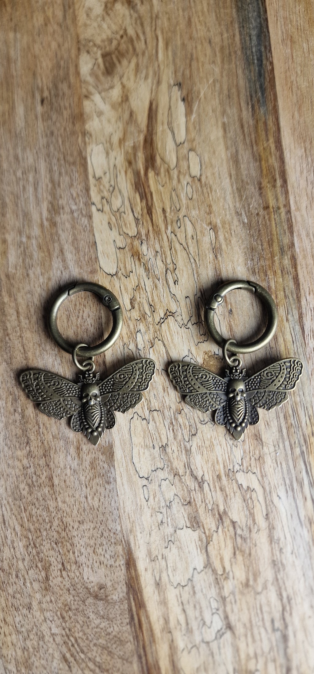 Bijoux simples sur brides arrière - Papillon de nuit Sphynx doré antique