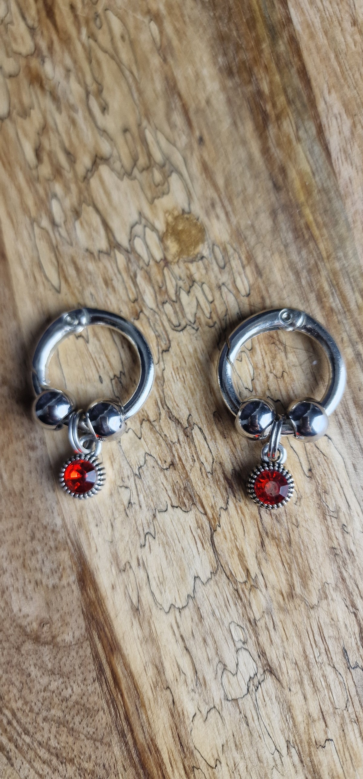 Bijoux simples sur brides arrière - Strass rouge et billes