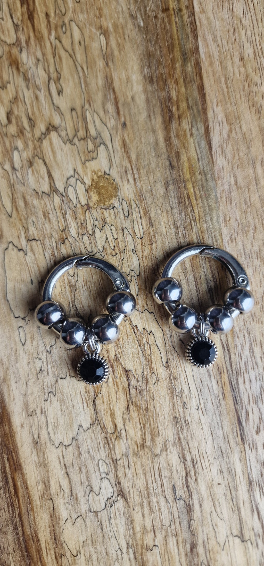 Bijoux simples sur brides arrière - Strass noir et billes