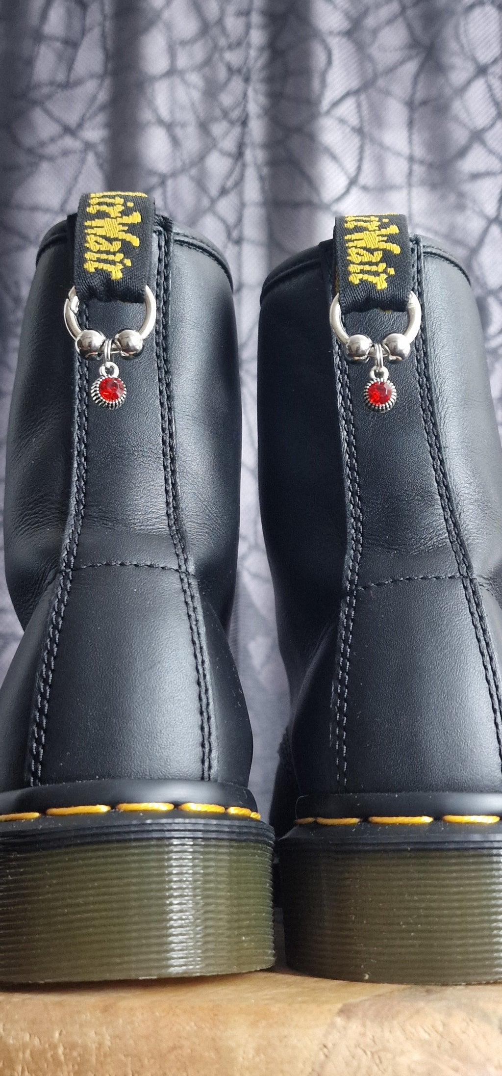 Bijoux simples sur brides arrière - Strass rouge et billes