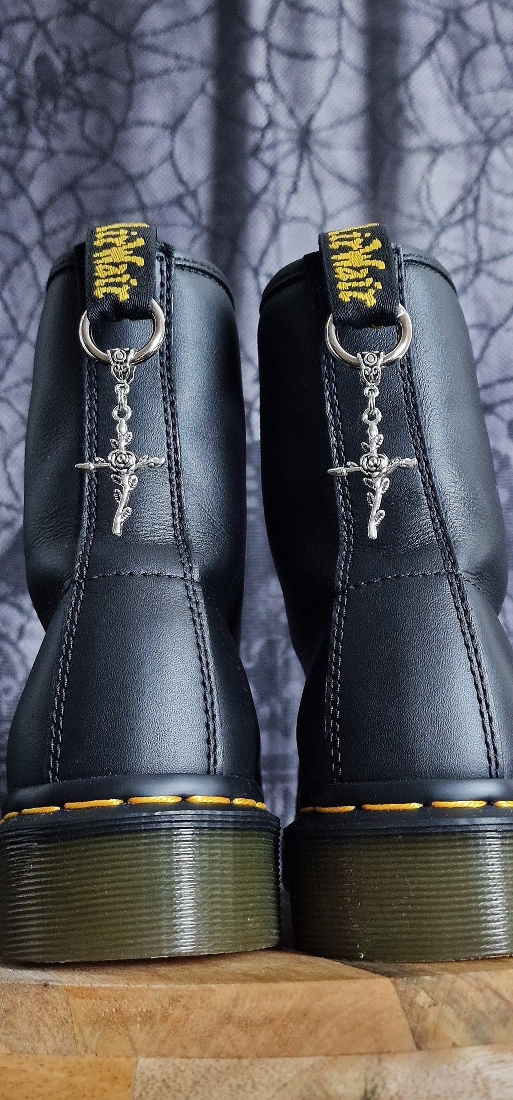 Bijoux simples sur brides arrière - Croix & rose