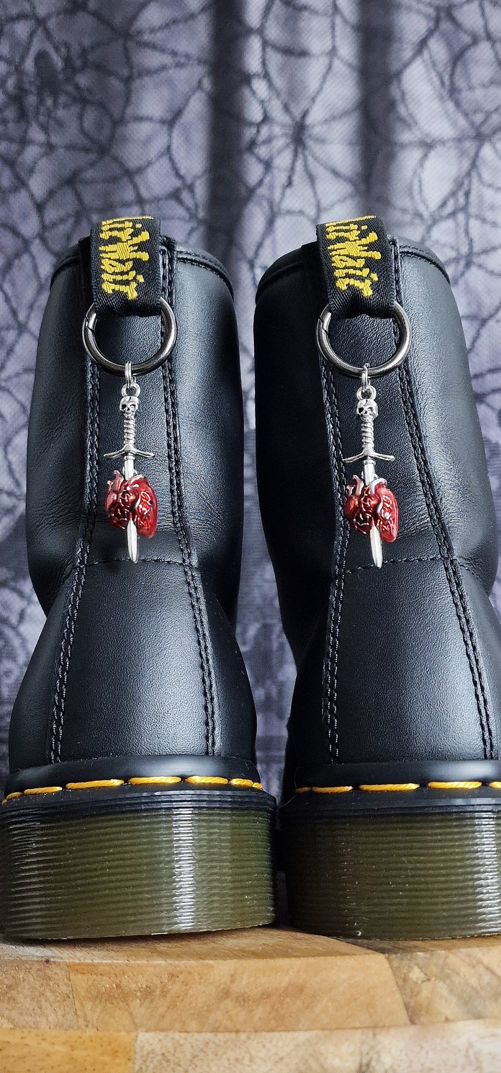 Bijoux simples sur brides arrière - Coeur humain & dague