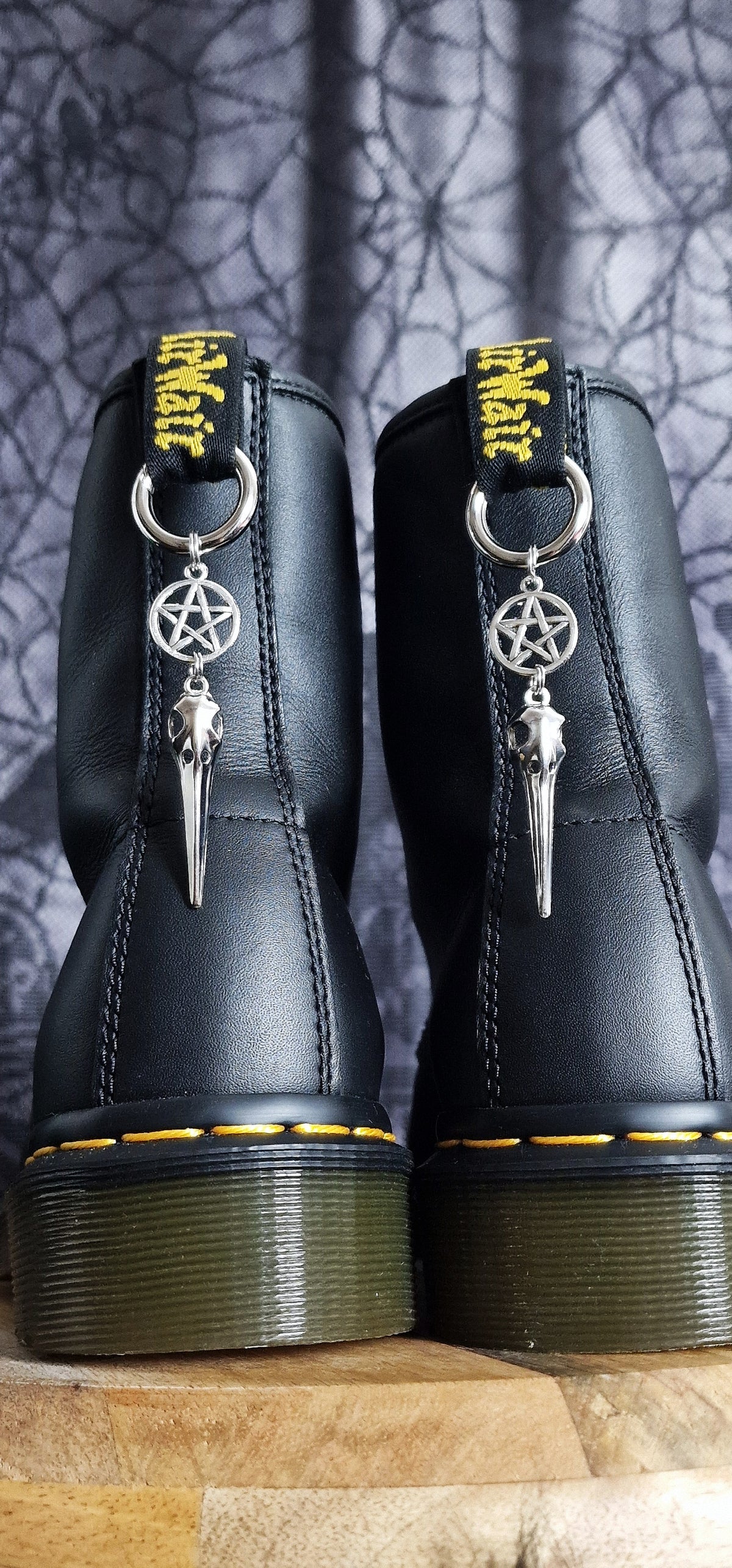 Bijoux simples sur brides arrière - Pentacle & crâne de corbeau
