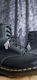 Bijoux simples sur lacets - Main squelette