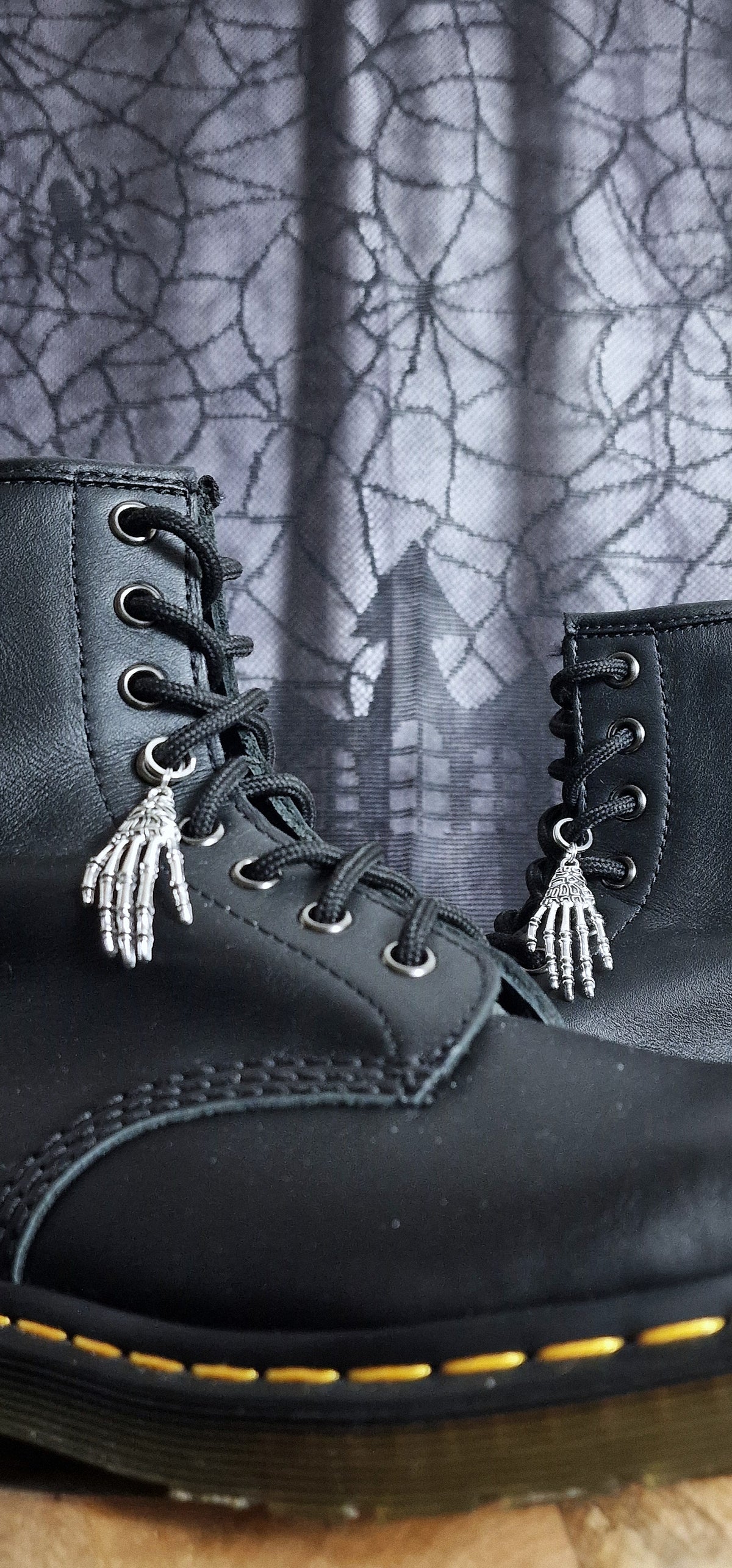 Bijoux simples sur lacets - Main squelette