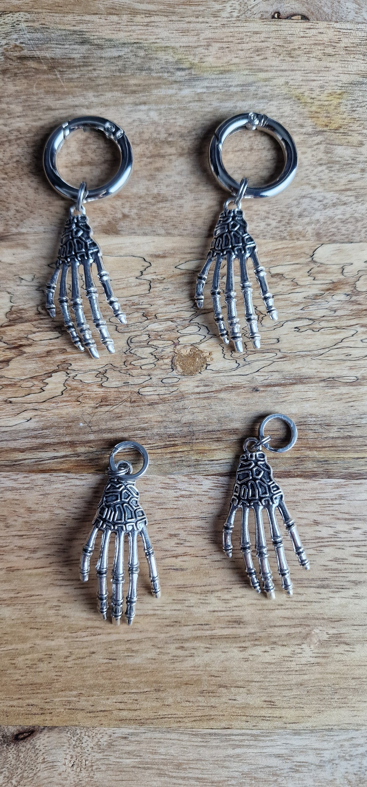 Bijoux simples sur brides arrière & Bijoux de lacets Main squelette