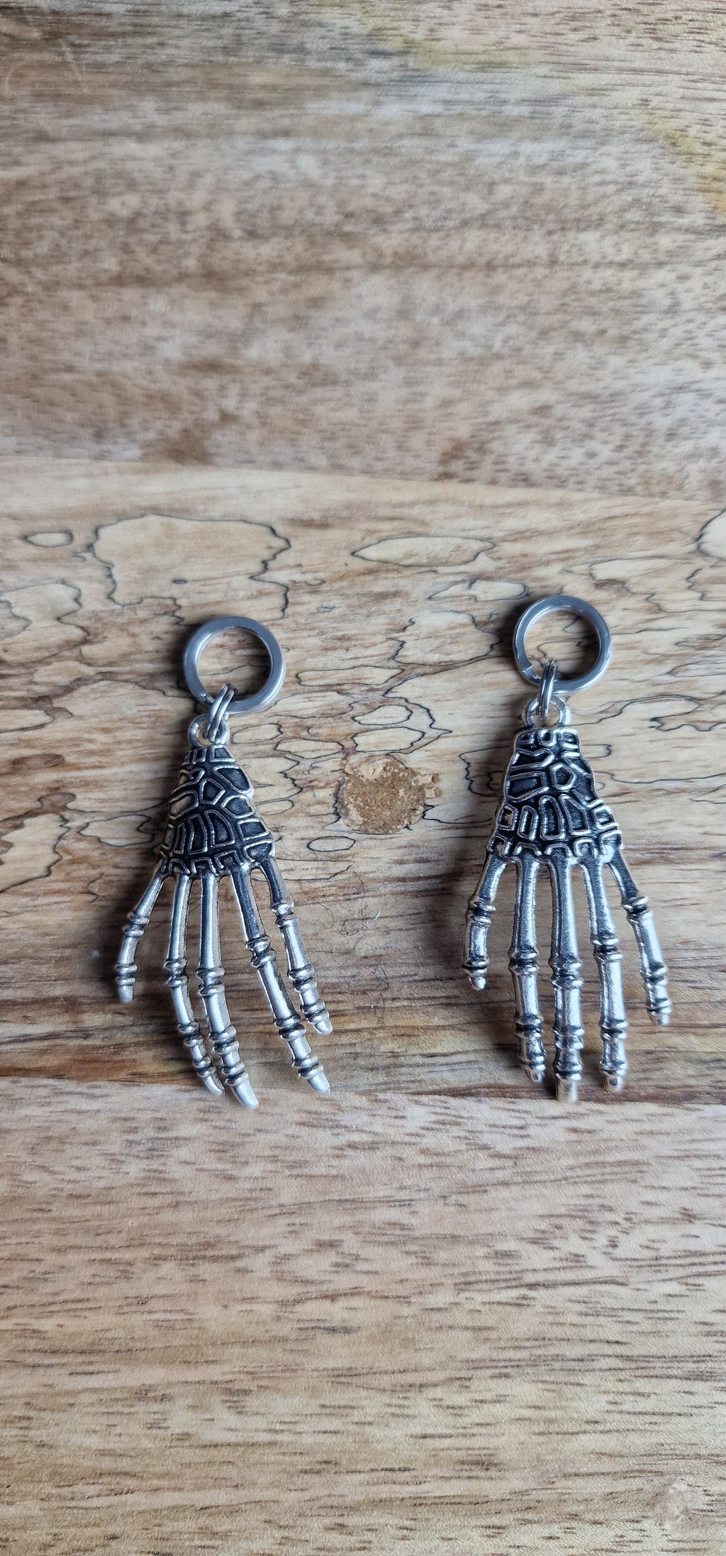 Bijoux simples sur lacets - Main squelette