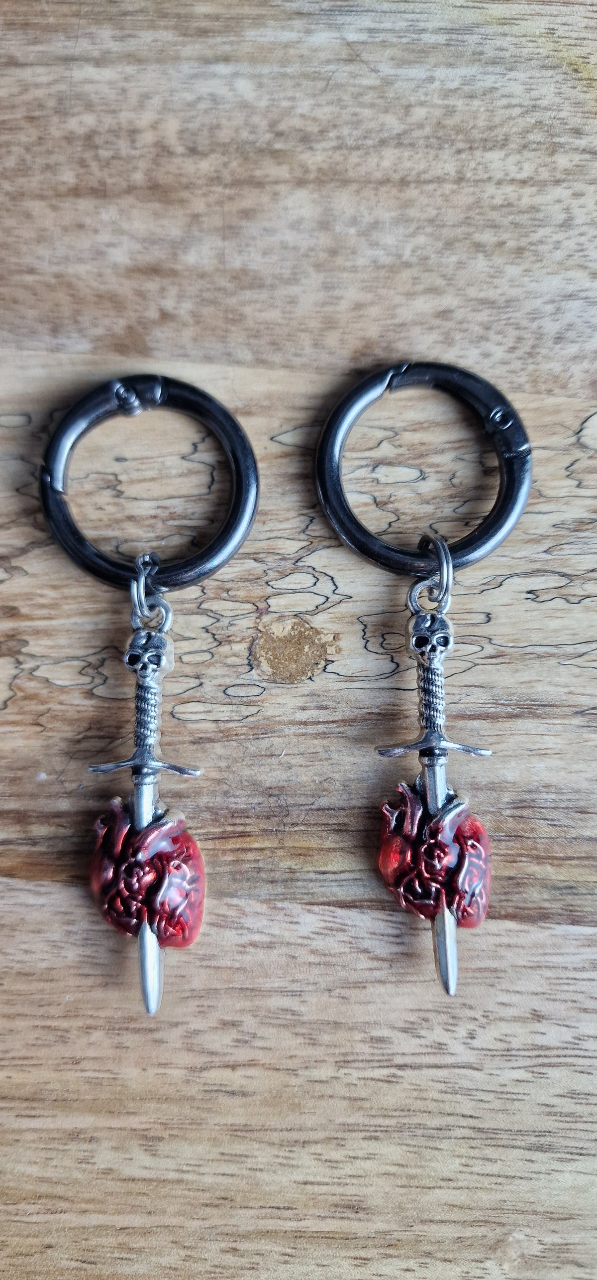 Bijoux simples sur brides arrière - Coeur humain & dague