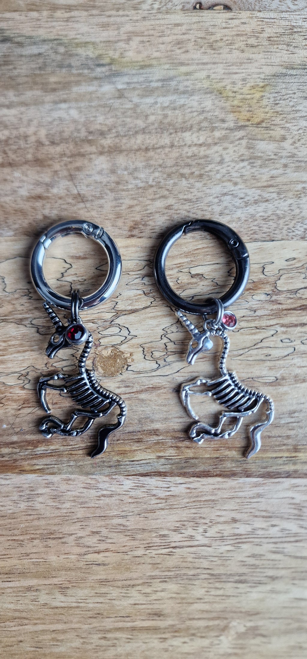 Bijoux simples sur brides arrière - Licorne squelette & Strass