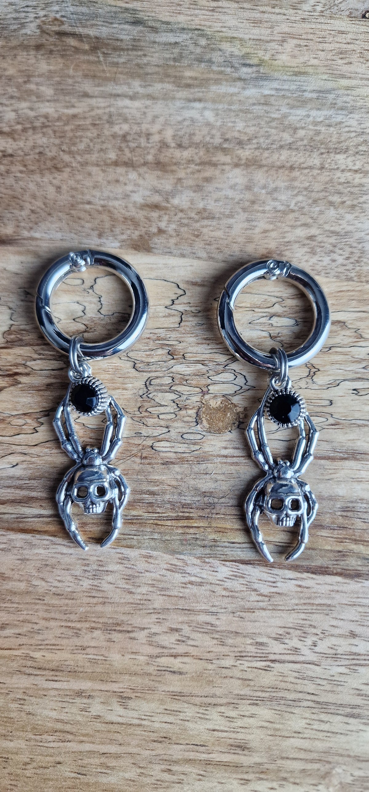 Bijoux simples sur brides arrière - araignées tête de mort & Strass noir