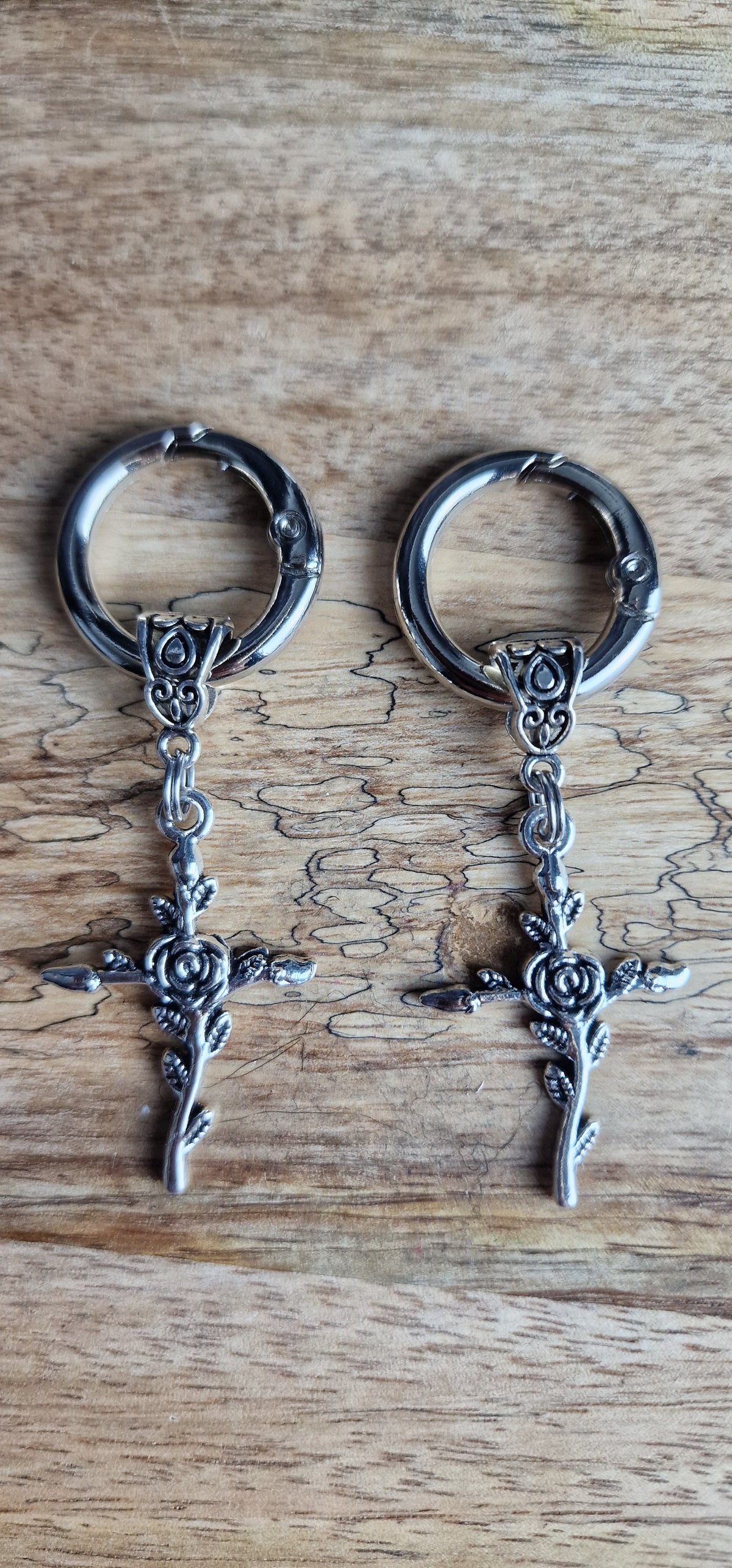 Bijoux simples sur brides arrière - Croix & rose