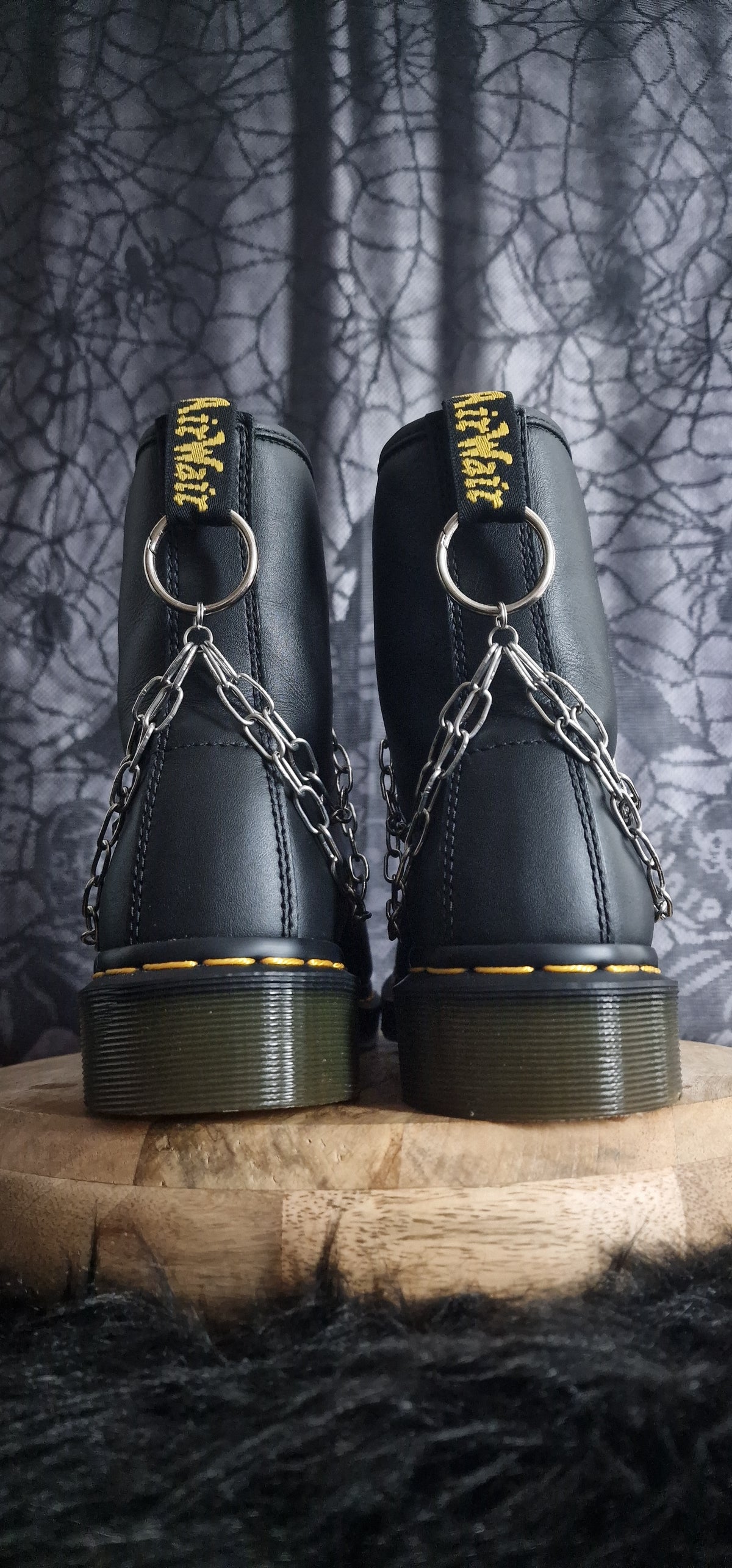 Bijoux chaînes sur brides arrière et lacets - double rang