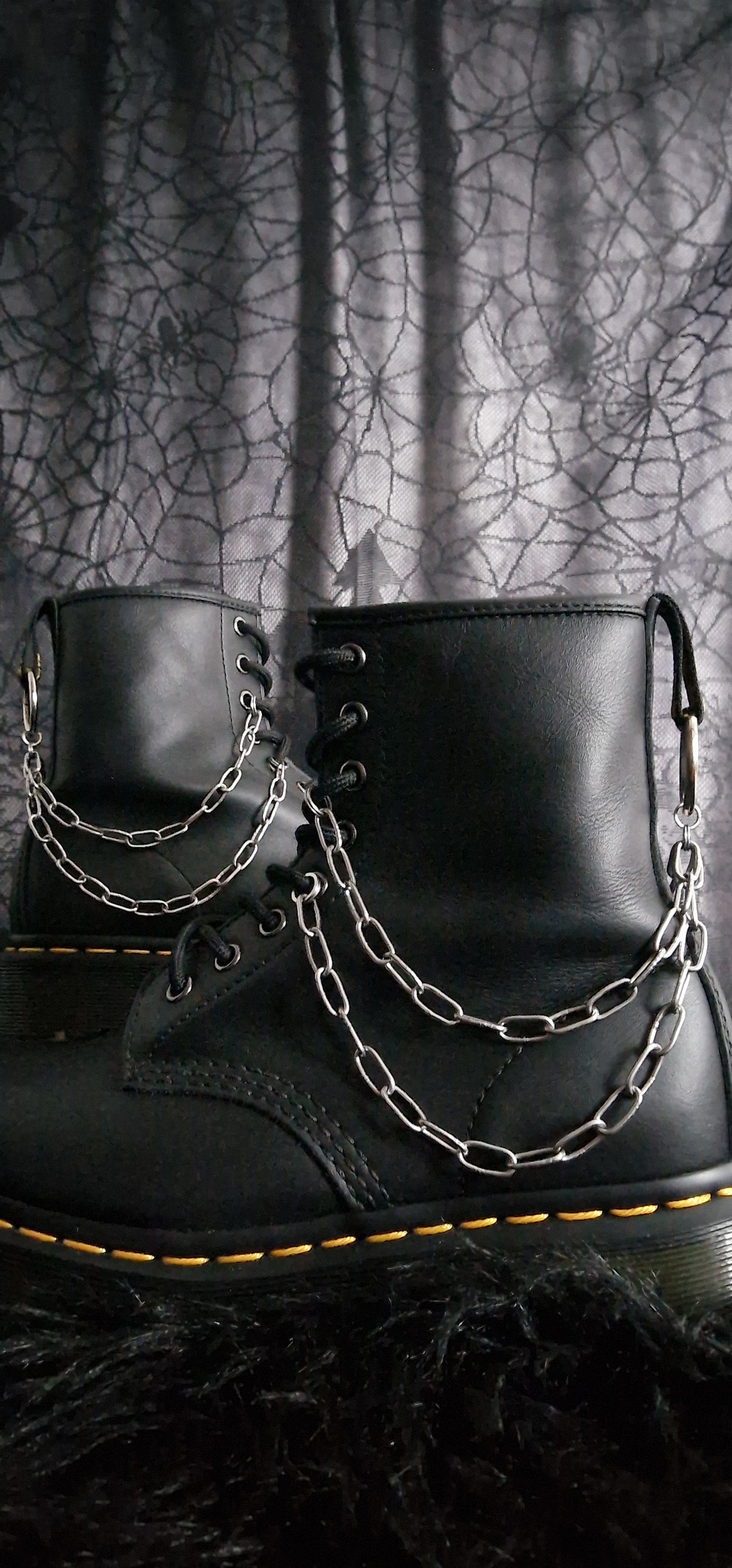 Bijoux chaînes sur brides arrière et lacets - double rang