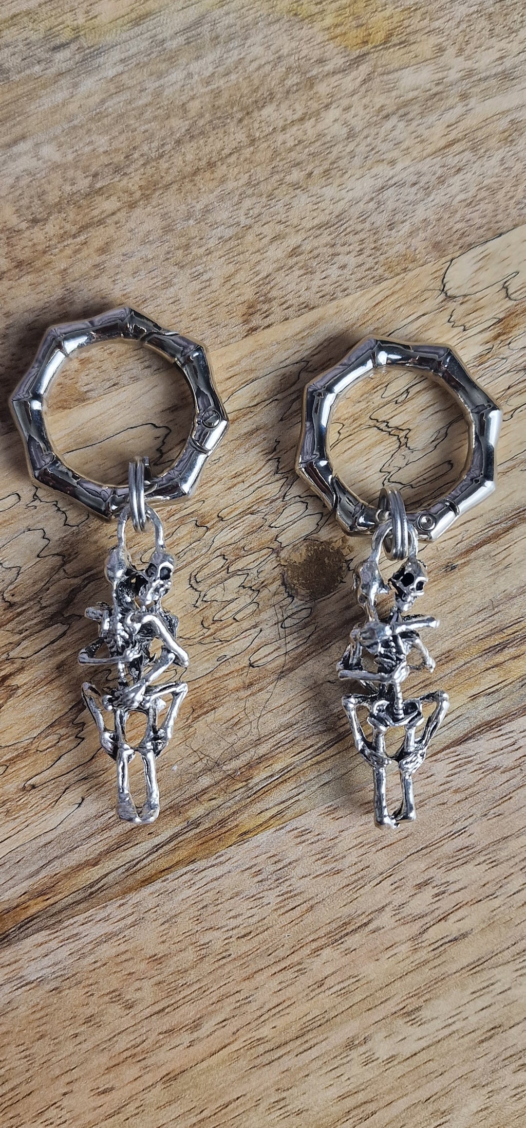 Bijoux simples sur brides arrière - Couple de squelettes