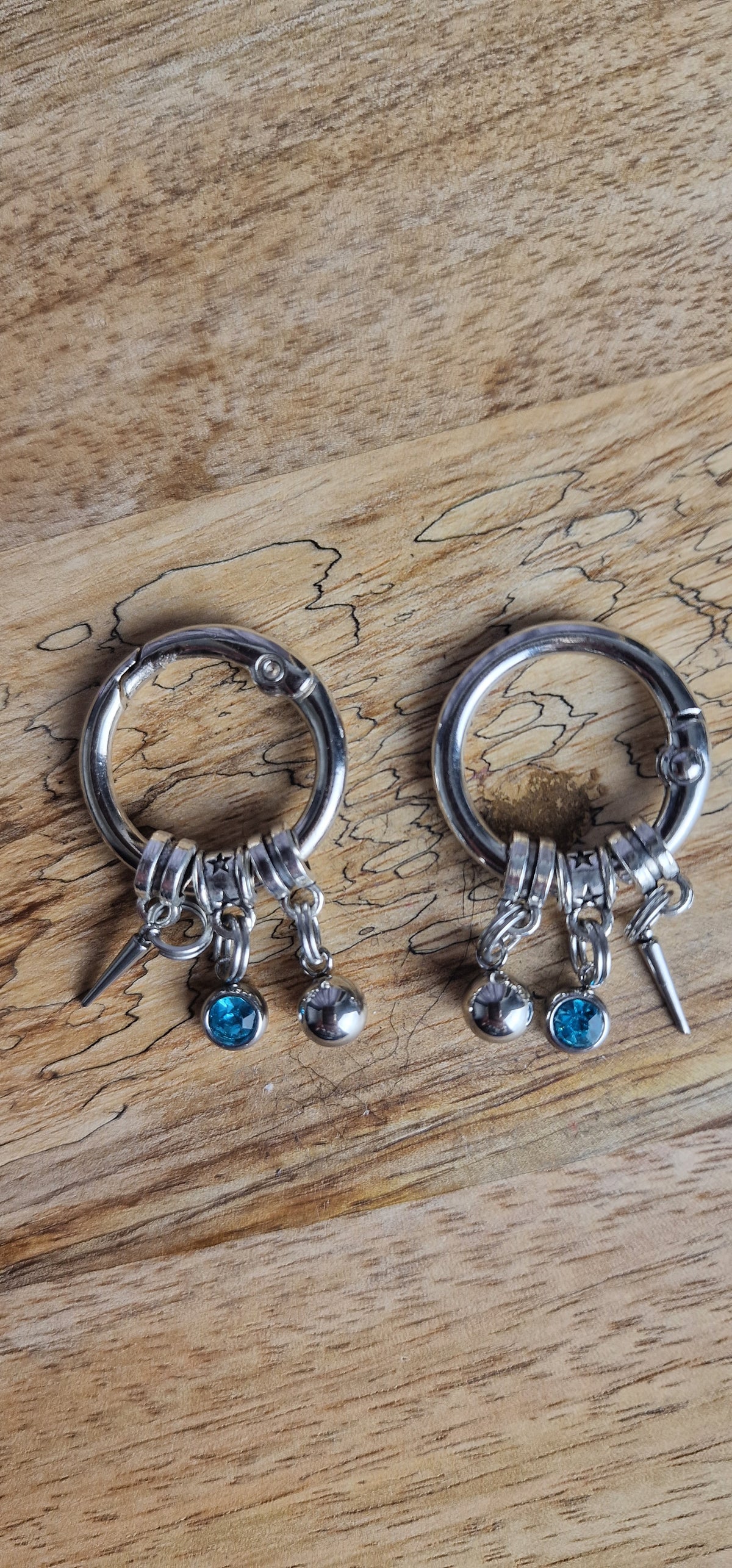 Bijoux simples sur brides arrière - Strass, pics & bille