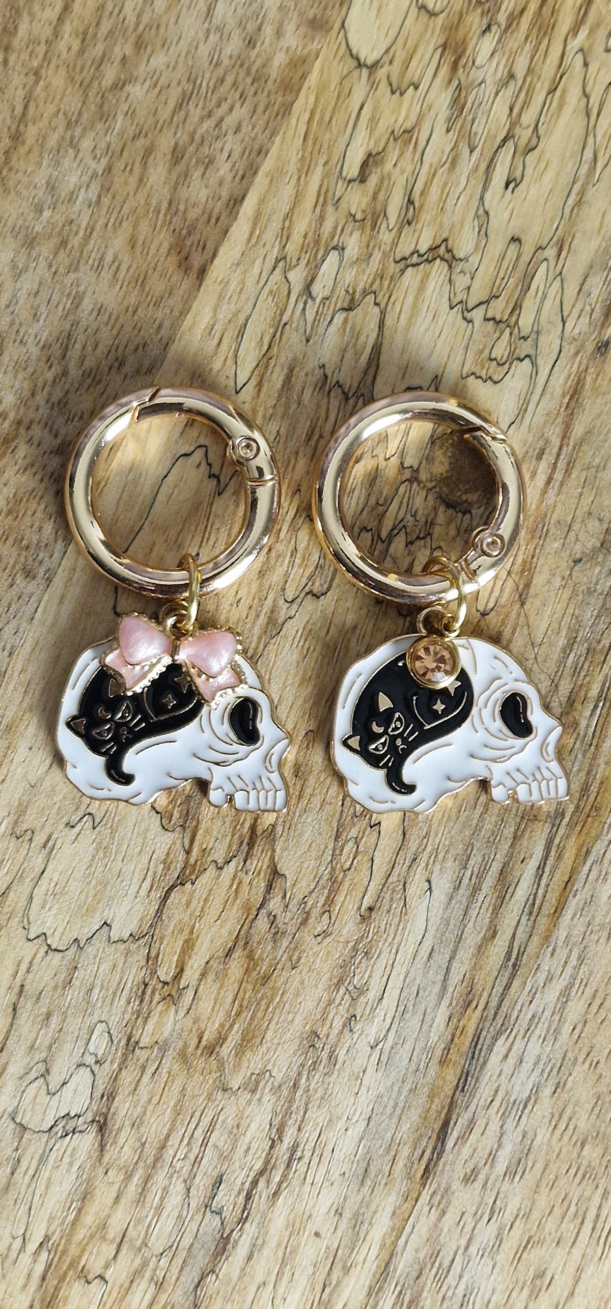 Bijoux simples sur brides arrière - Crâne & chat noir