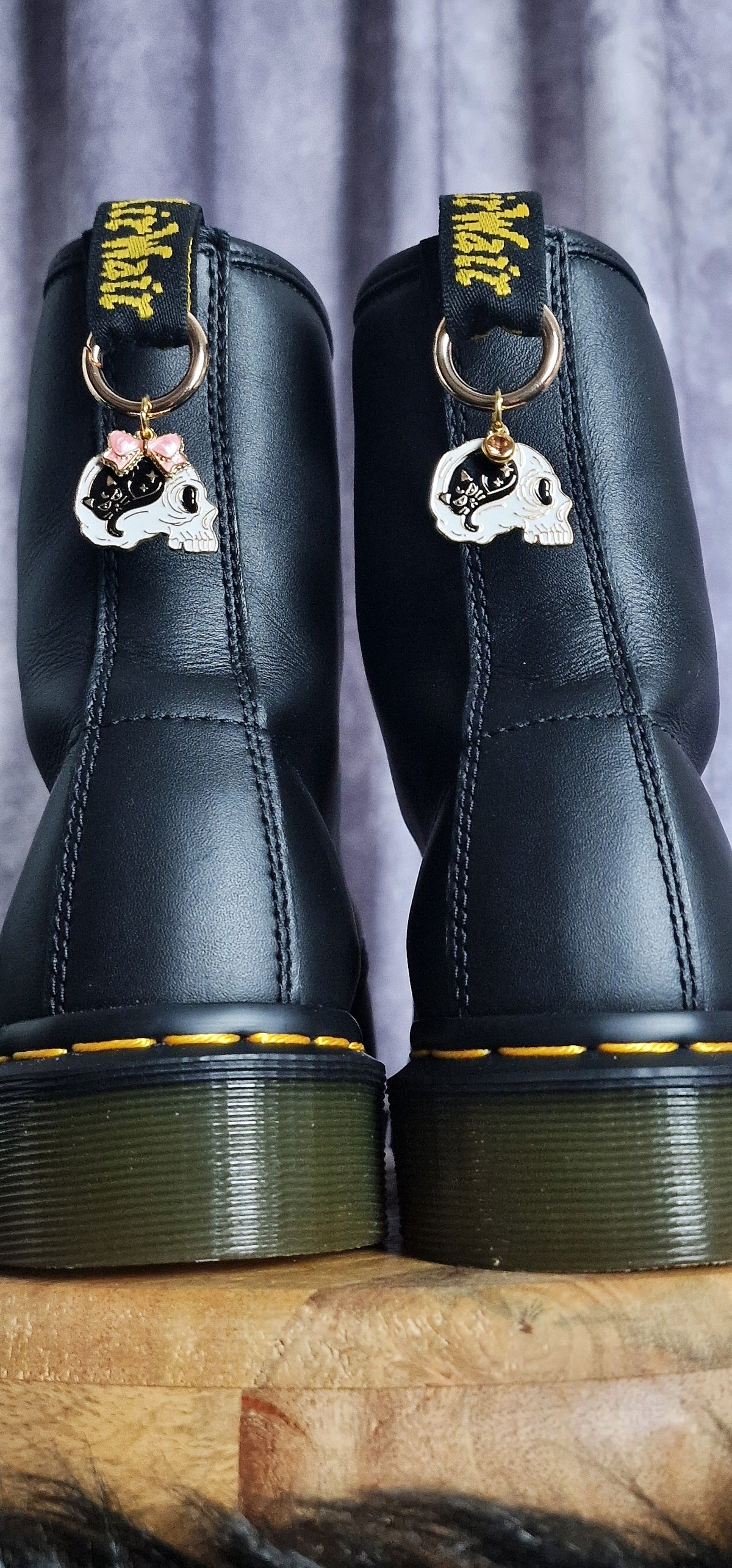 Bijoux simples sur brides arrière - Crâne & chat noir