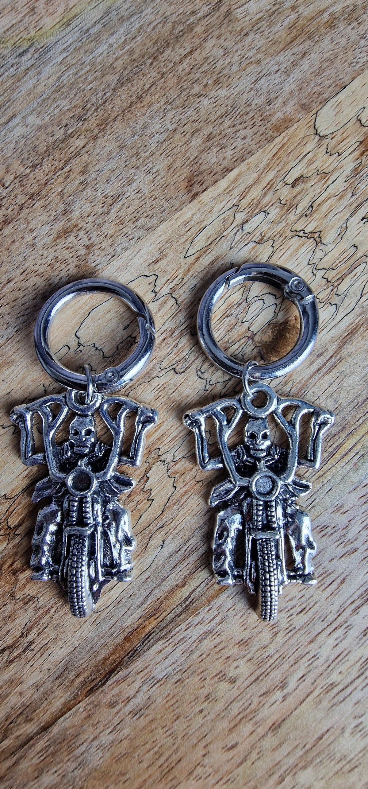 Bijoux simples sur brides arrière - Motard