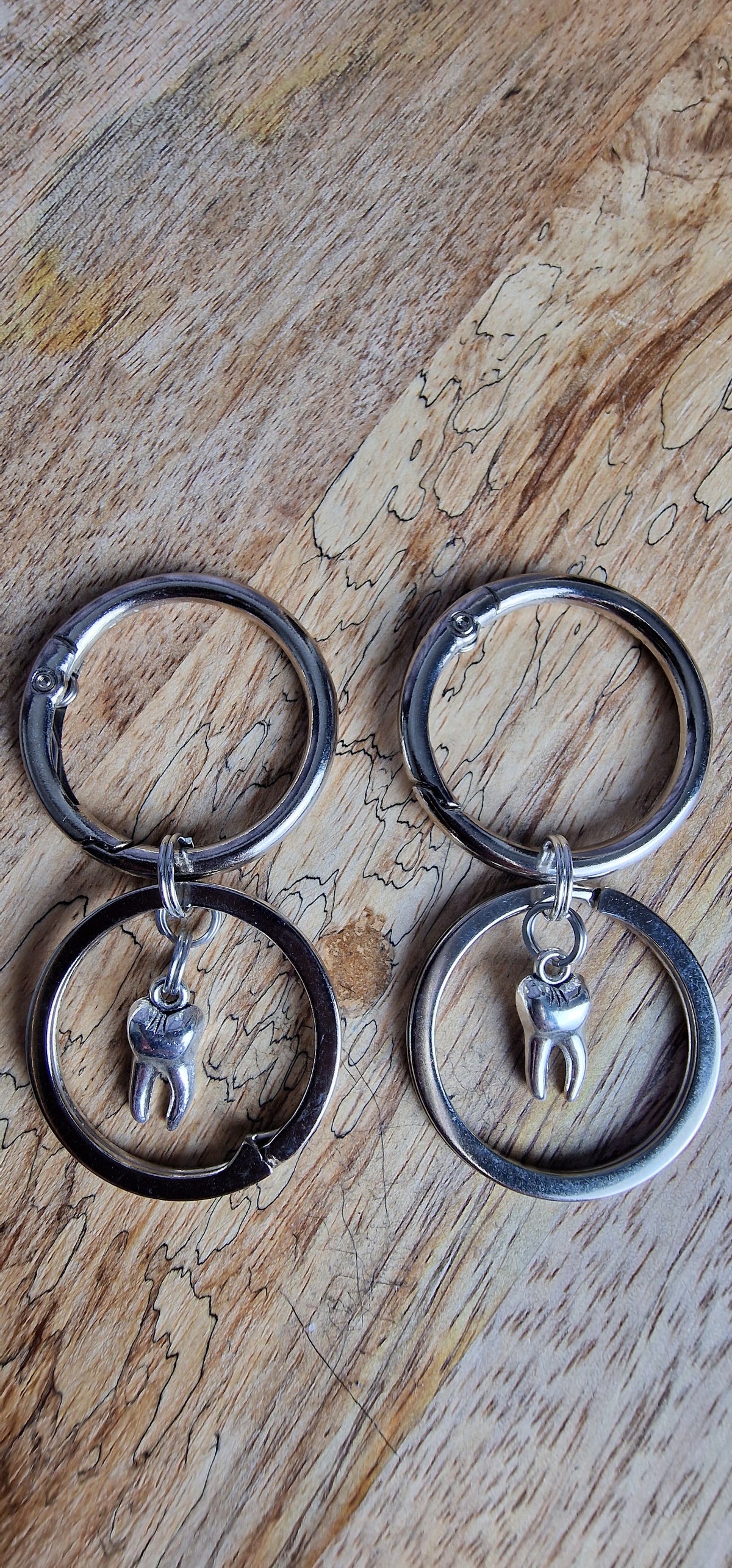 Bijoux simples sur brides arrière - Dent & anneaux upcyclé