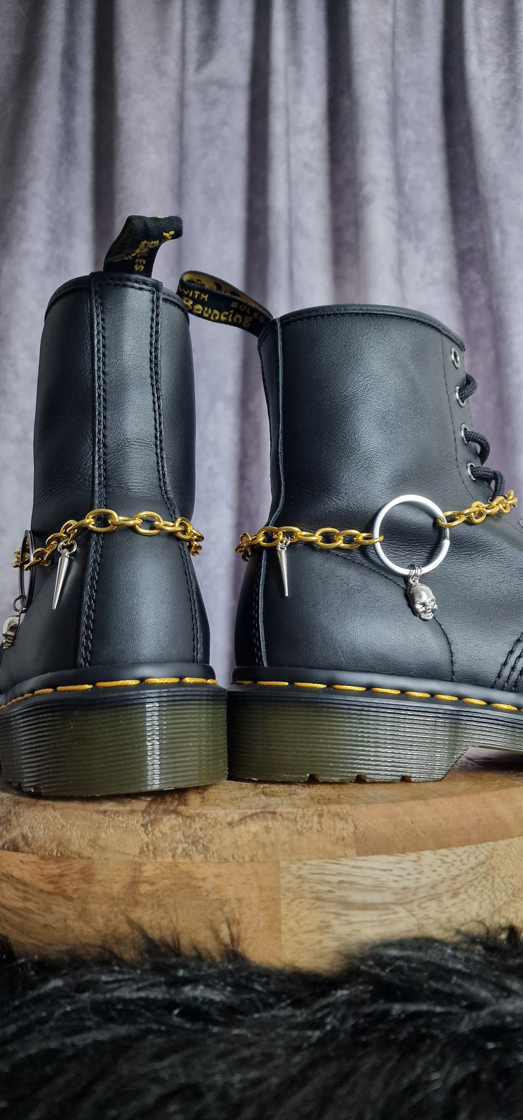 Bijoux chaînes sur lacets - Crâne & chaine dorée