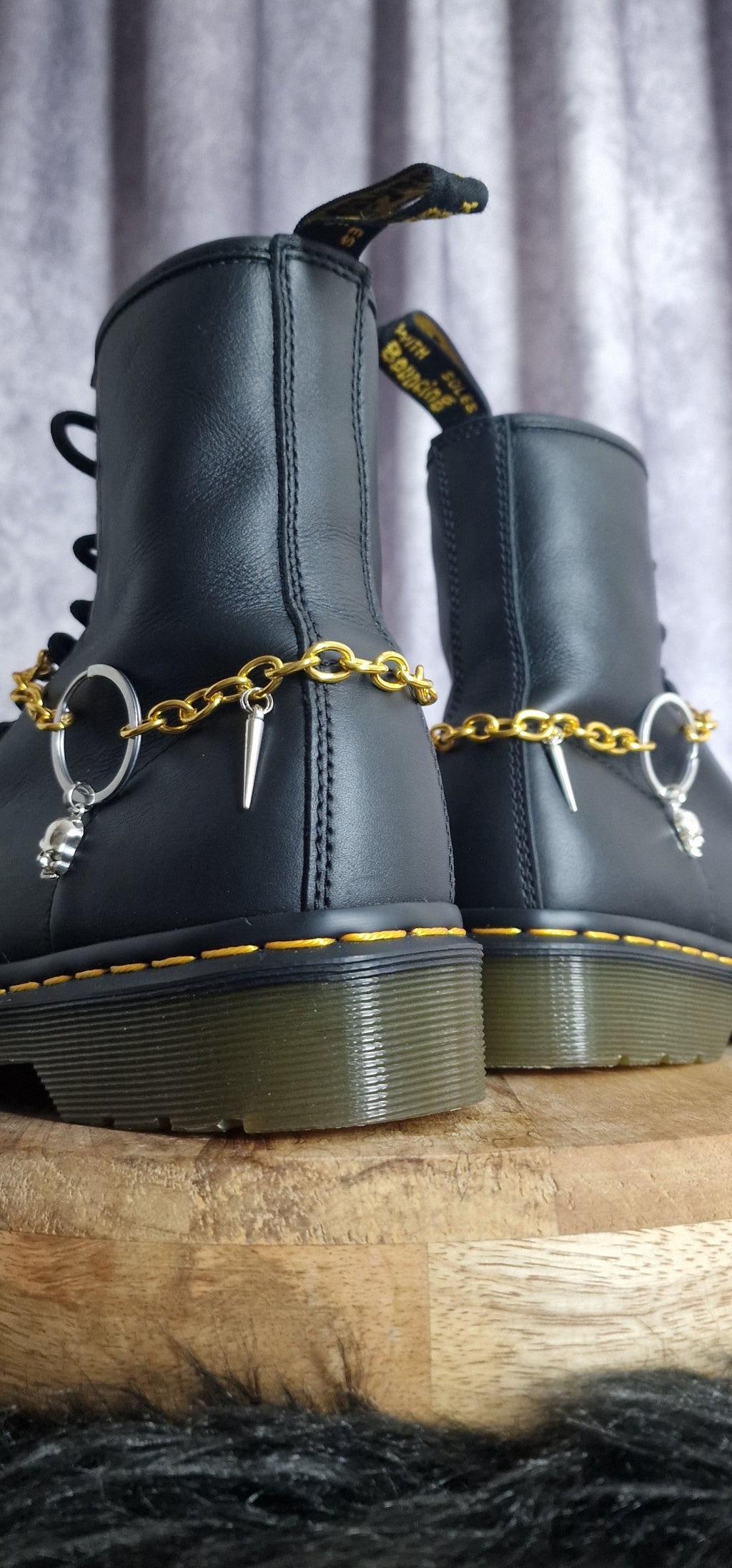 Bijoux chaînes sur lacets - Crâne & chaine dorée