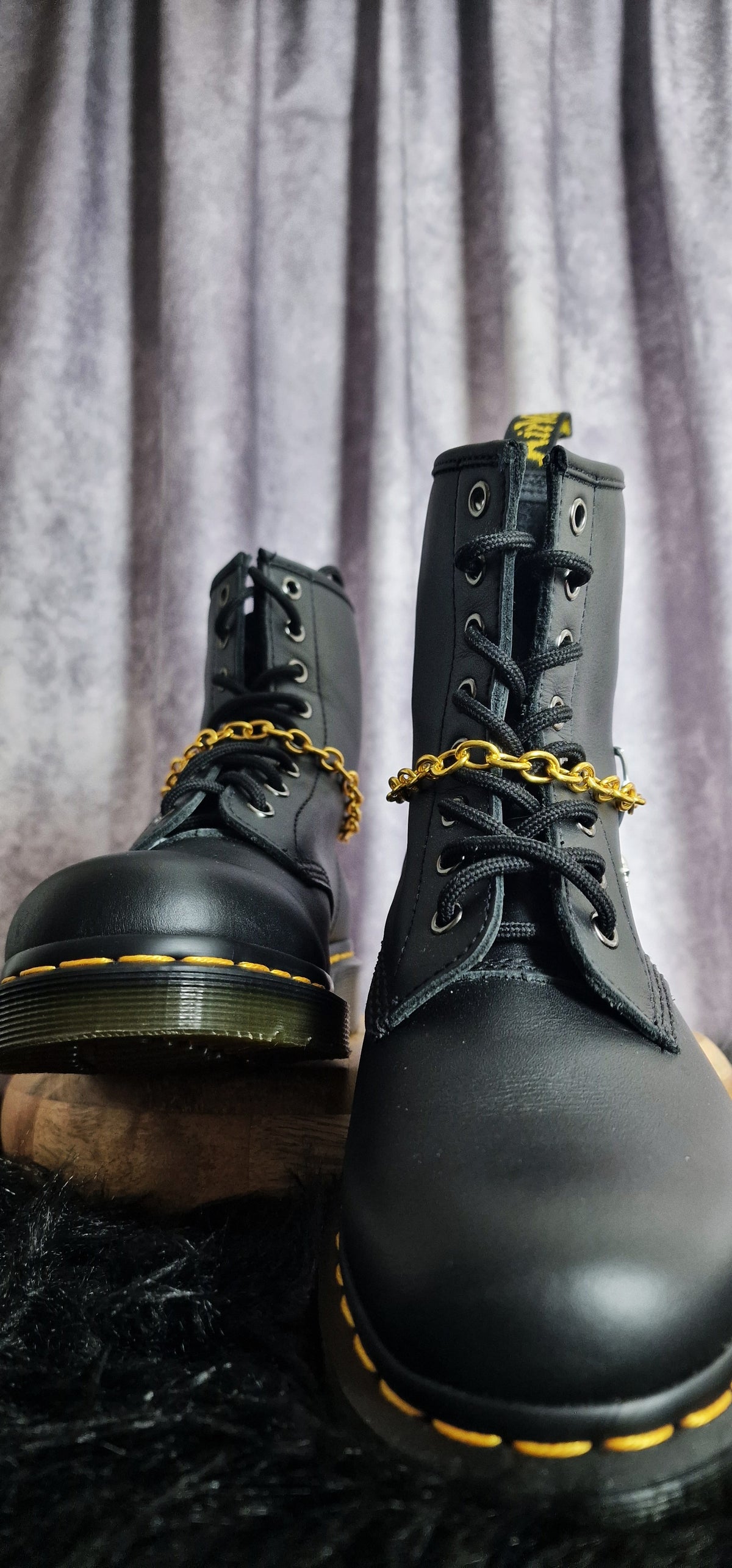 Bijoux chaînes sur lacets - Crâne & chaine dorée