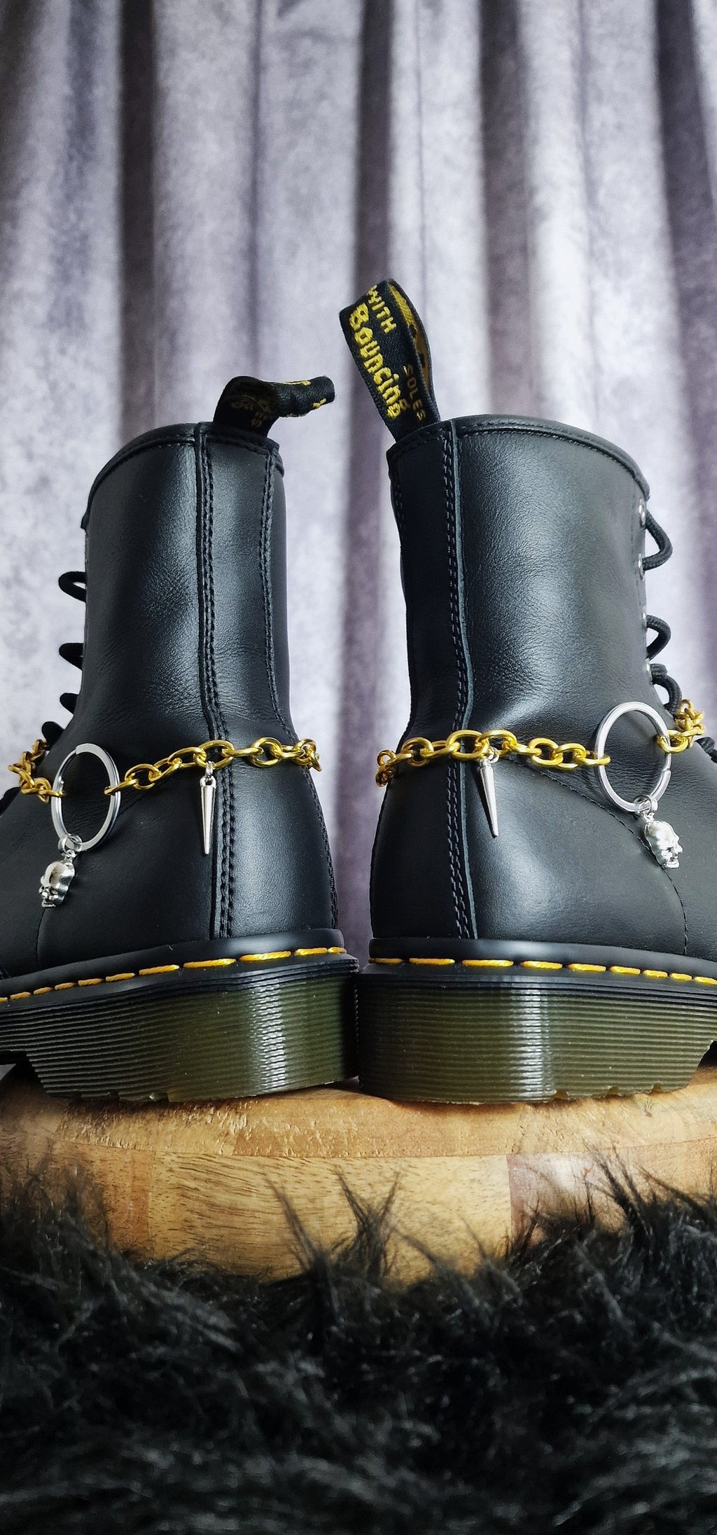 Bijoux chaînes sur lacets - Crâne & chaine dorée