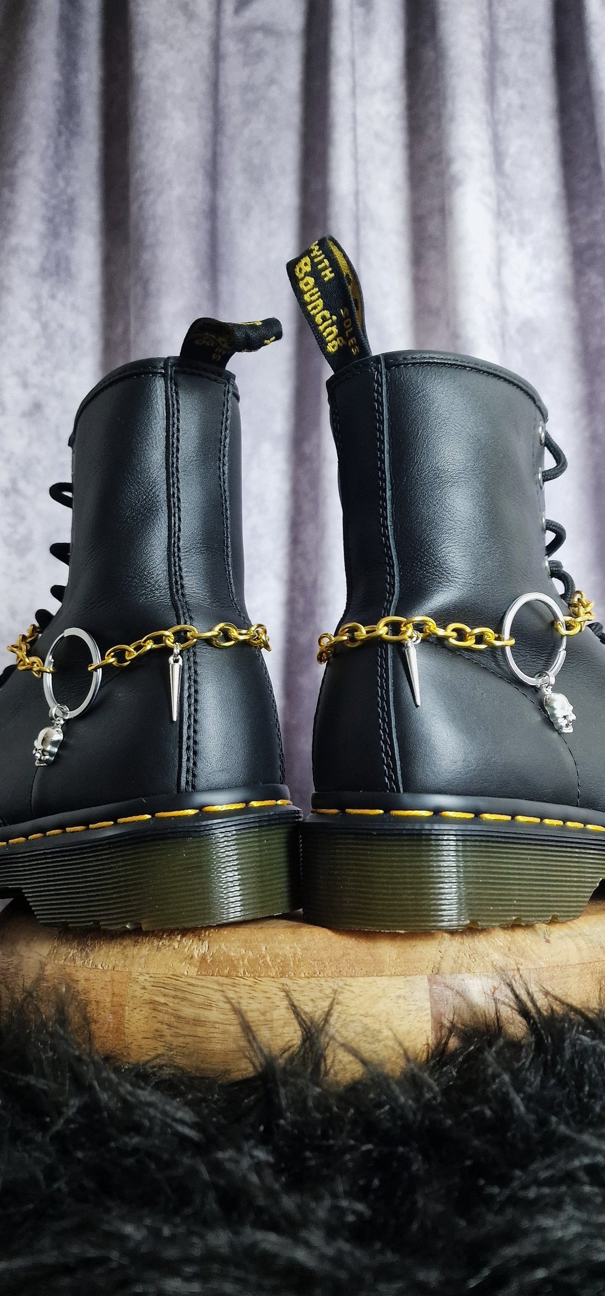 Bijoux chaînes sur lacets - Crâne & chaine dorée