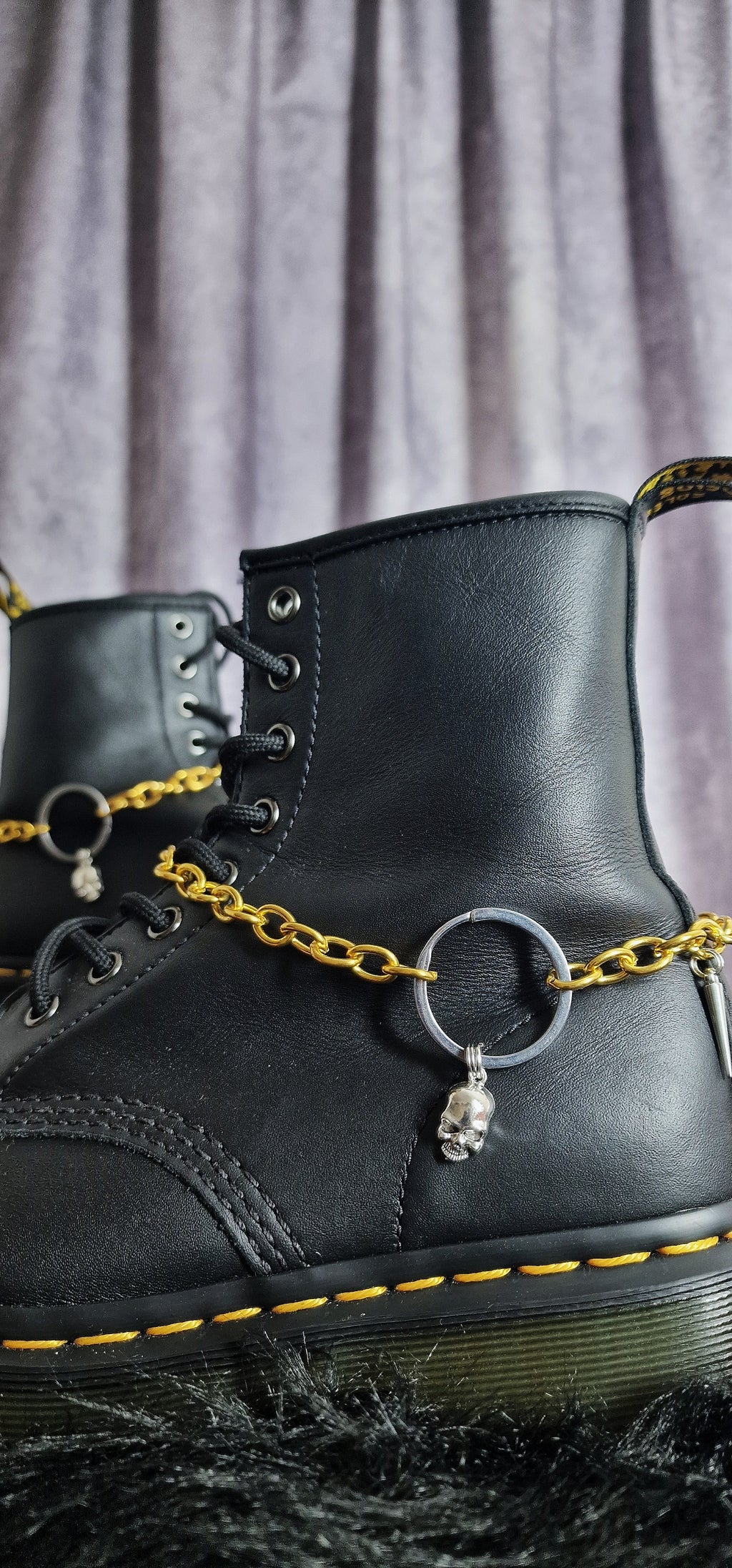 Bijoux chaînes sur lacets - Crâne & chaine dorée