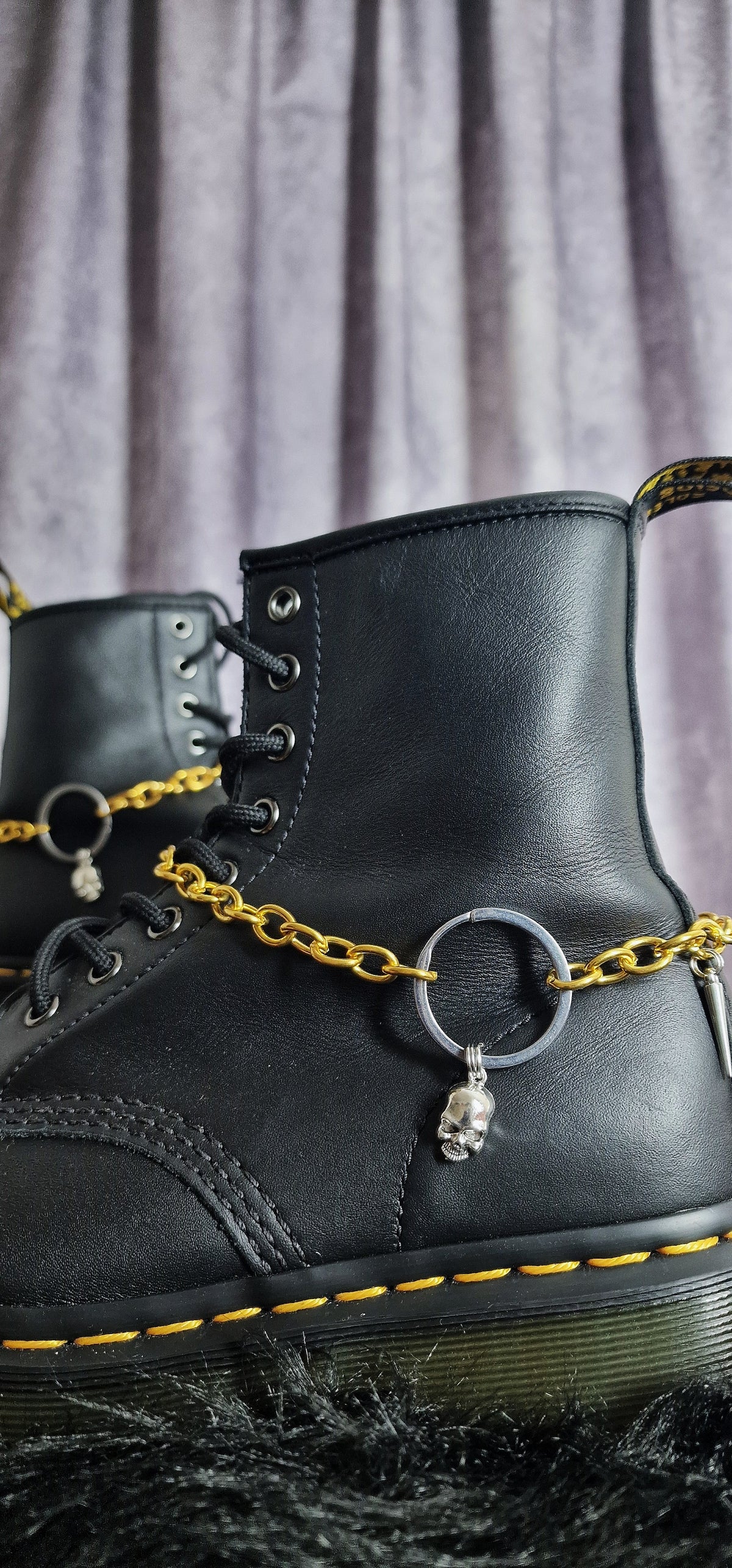 Bijoux chaînes sur lacets - Crâne & chaine dorée