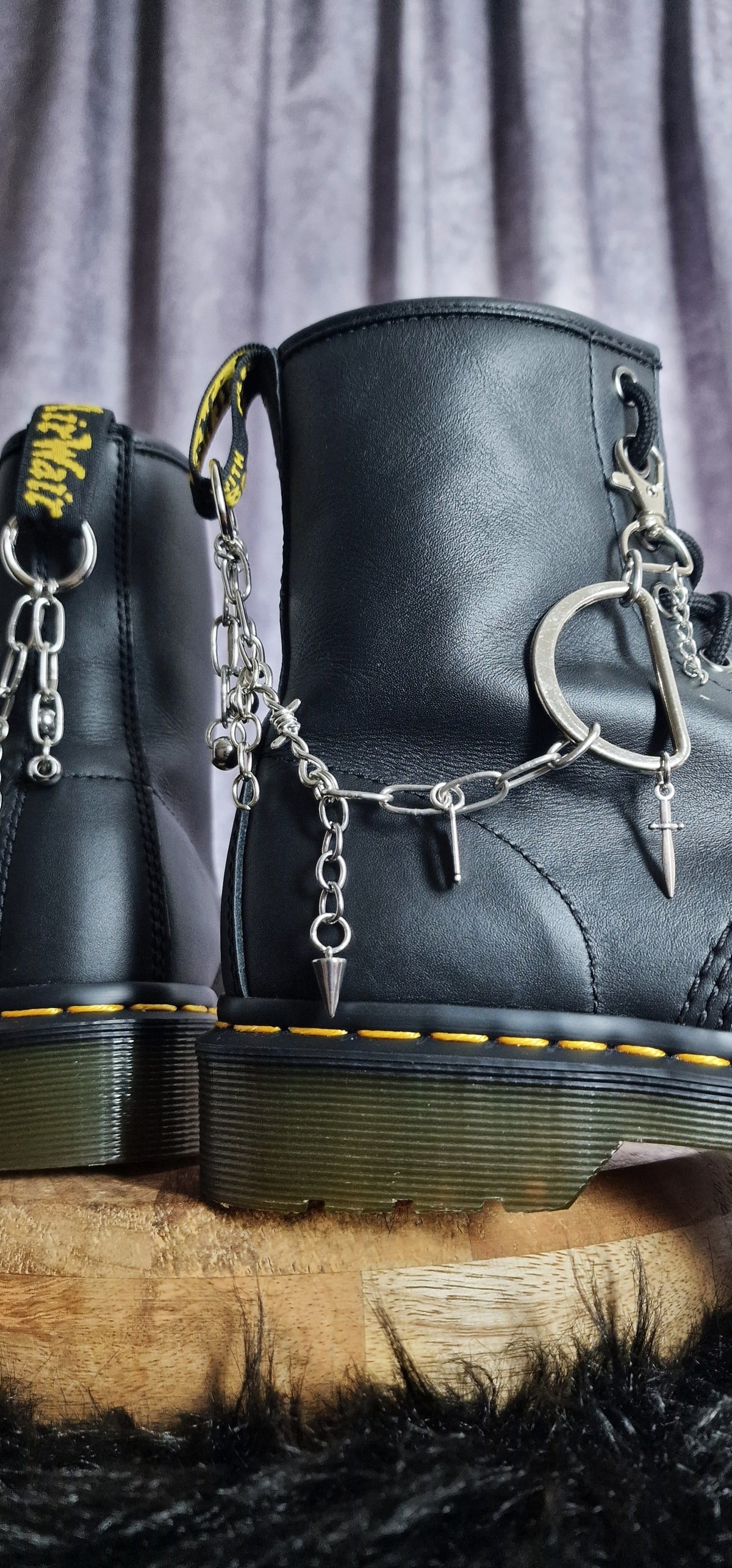 Bijoux chaînes sur brides arrière et lacets - Punk