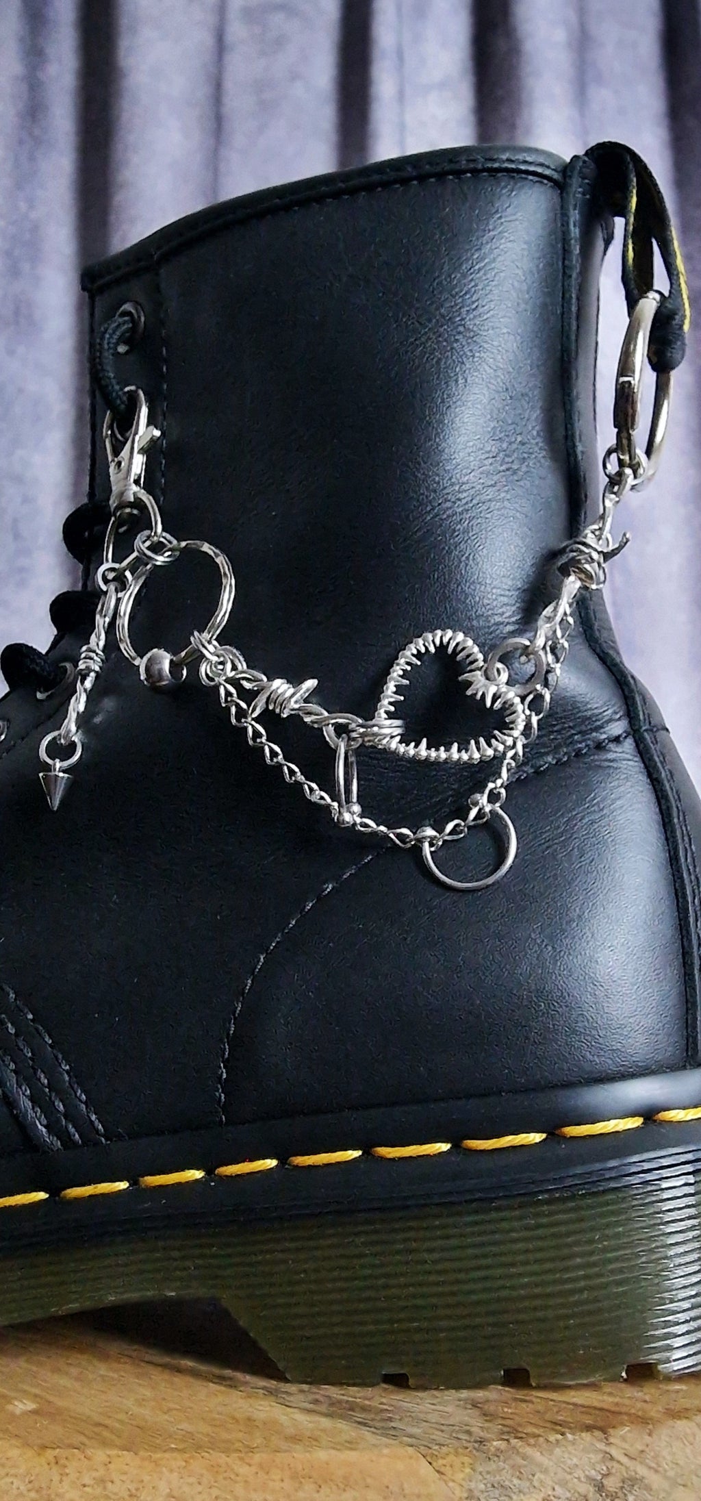 Bijoux chaînes sur brides arrière et lacets - Coeur Punk